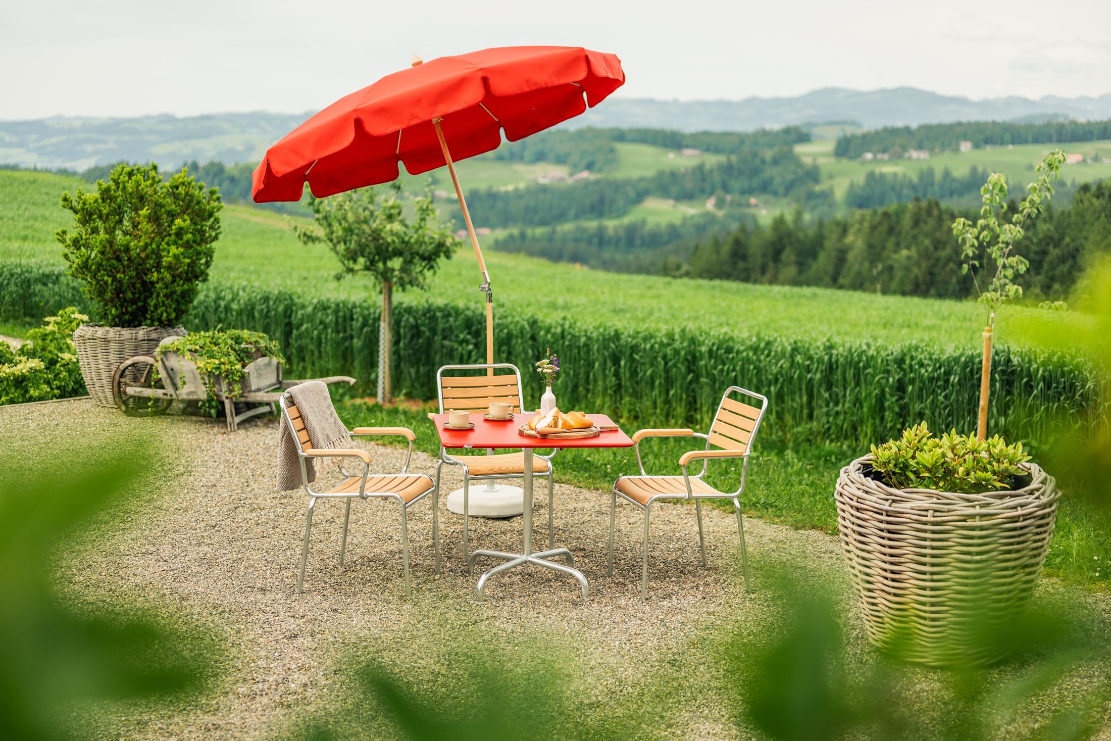 Schaffner Rigi Holzlatten-Gartenstuhl ohne Armlehne, aus robustem Eschenholz, wetterfest, schweizerisch gefertigt, stilvoll, pflegeleicht und vielseitig einsetzbar.