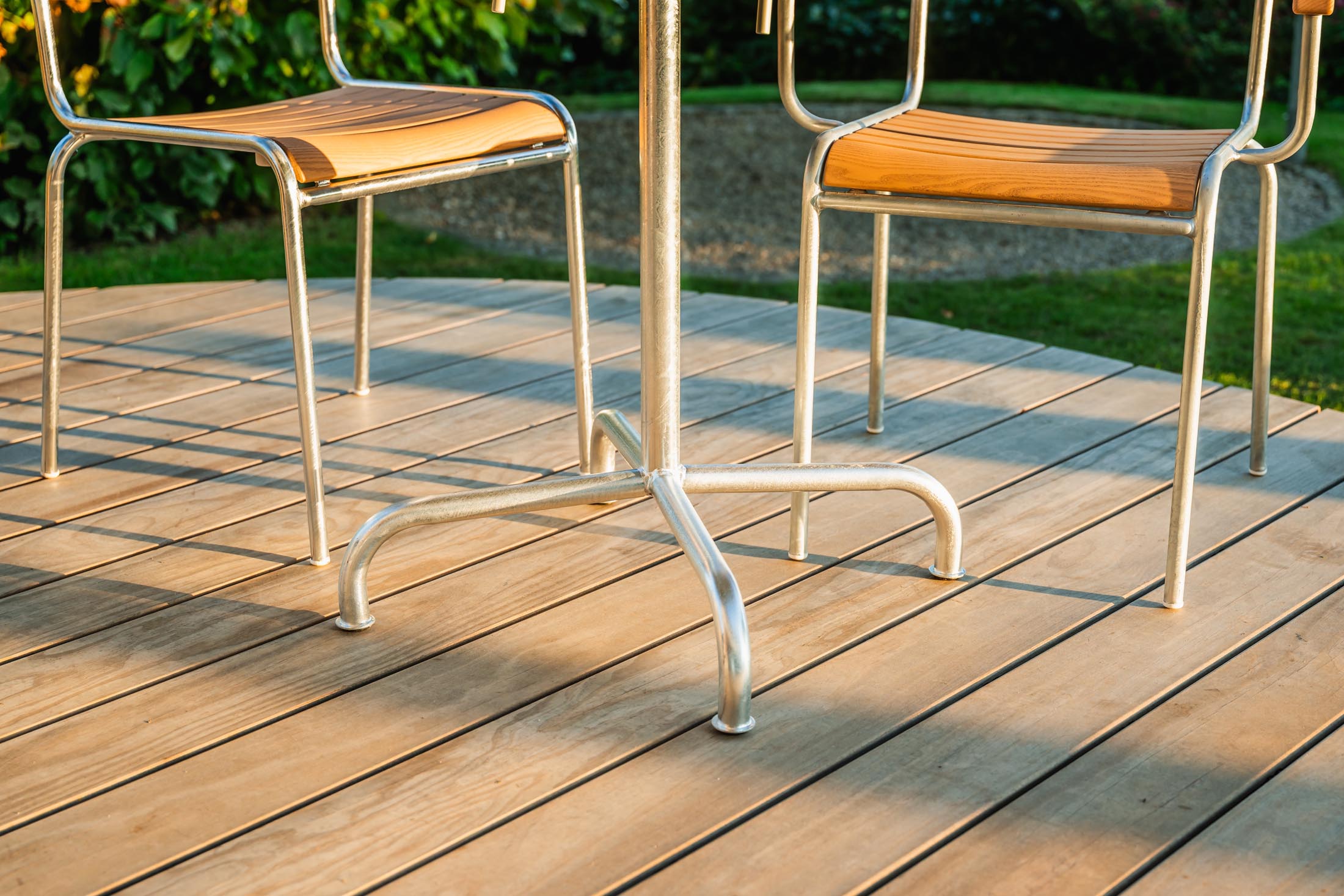 Hochwertiger Rigi Holzlatten-Gartenstuhl ohne Armlehne aus wetterfestem Eschenholz, robust, stilvoll, in der Schweiz gefertigt – ideal für Garten, Terrasse und Outdoor.