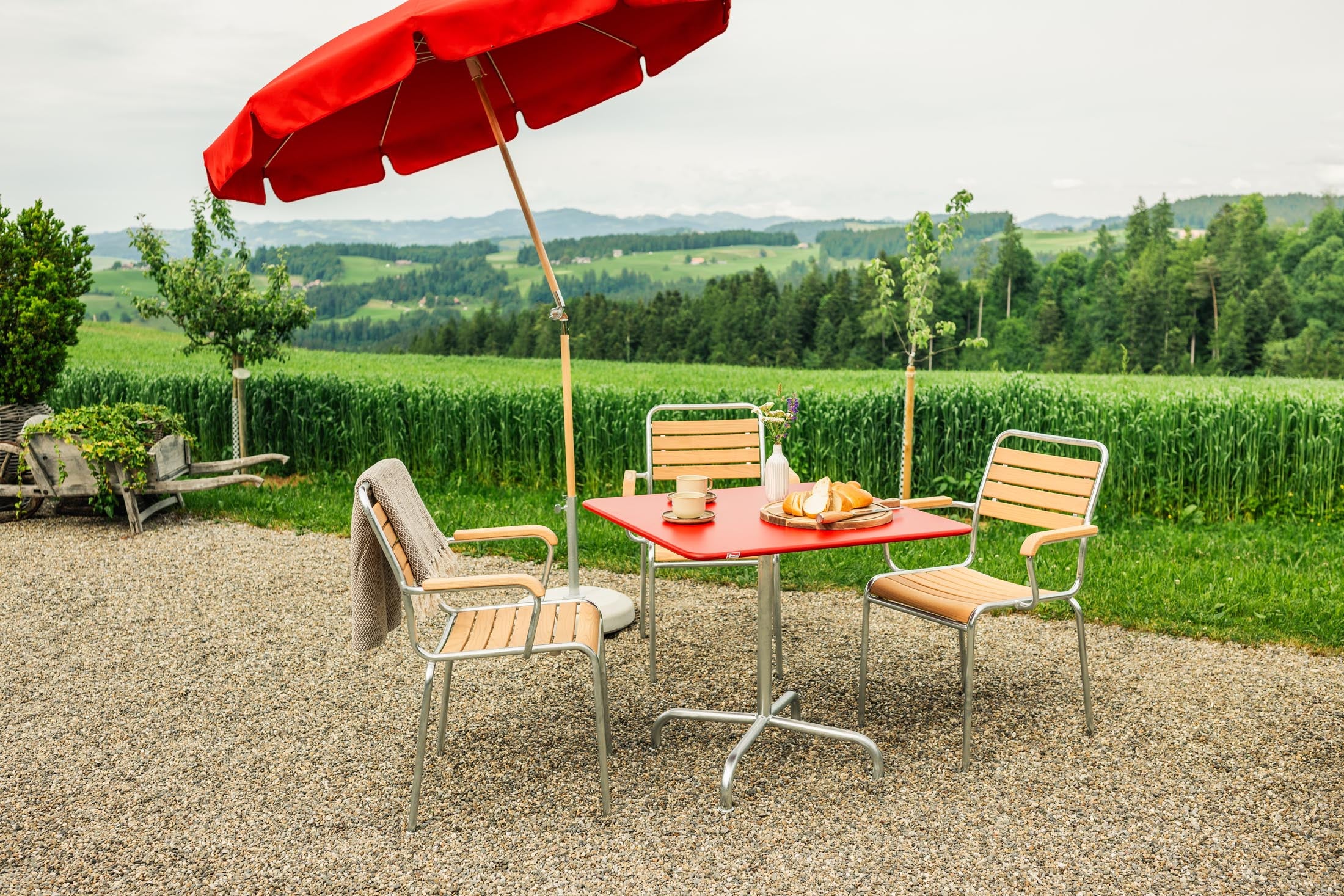 Hochwertiger Schaffner Rigi Gartenstuhl aus Eschenholz mit Armlehnen, wetterfest, langlebig, zeitloses Design, Schweizer Handwerkskunst für Garten & Terrasse.