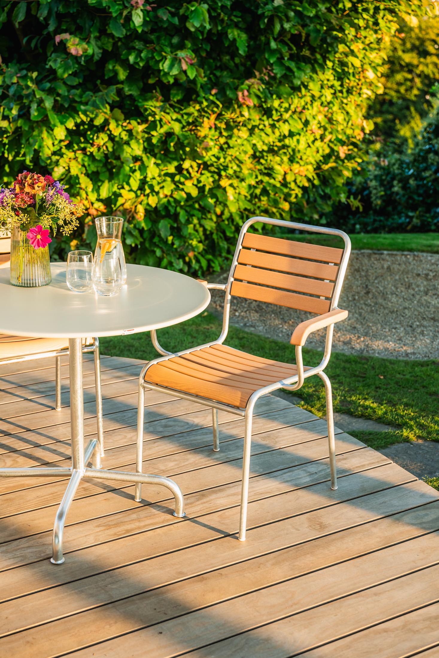 Hochwertiger Schaffner Rigi Gartenstuhl aus wetterfestem Eschenholz, langlebig, elegant, mit Armlehnen, Schweizer Handwerkskunst – ideal für Garten & Terrasse.