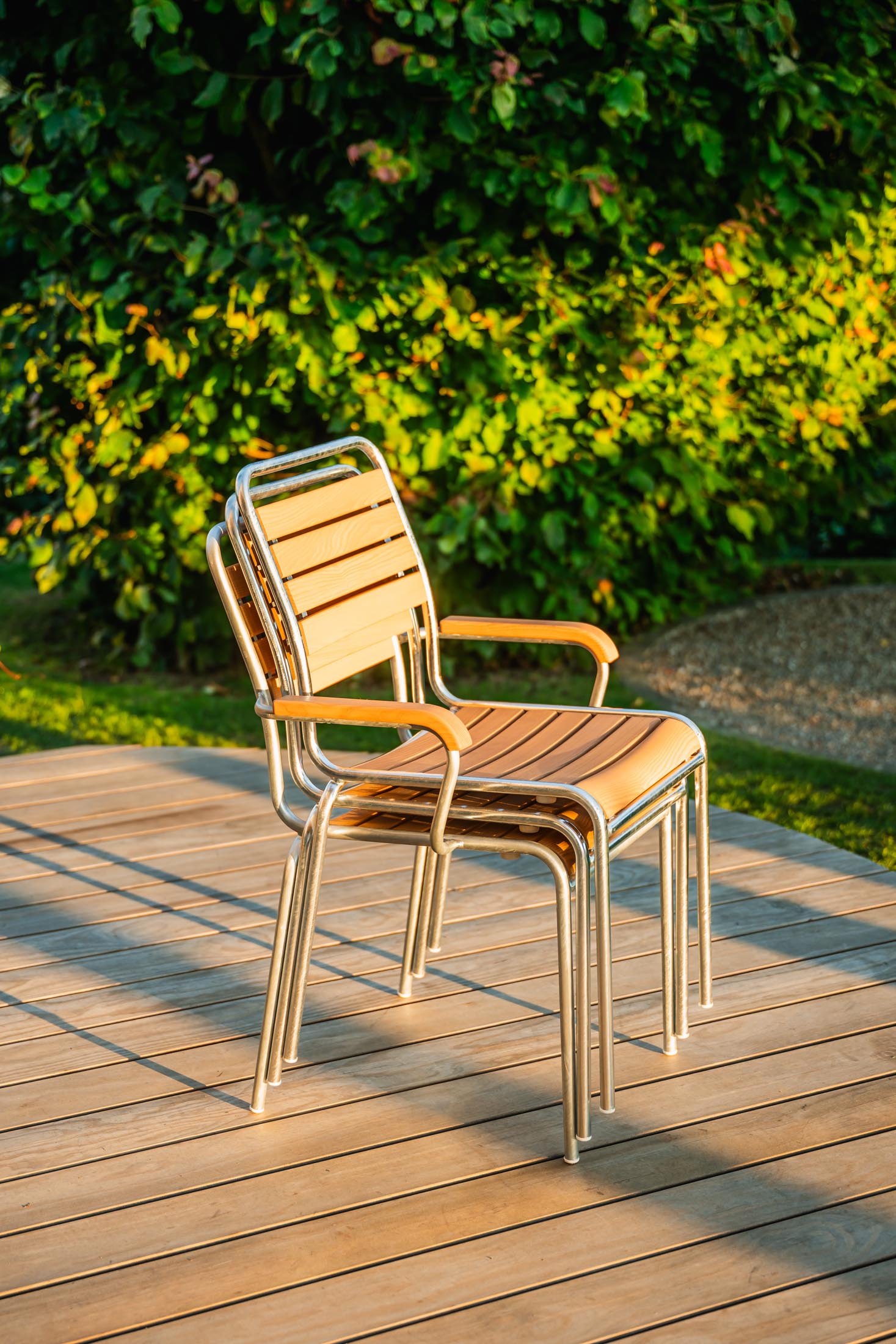 Schaffner Rigi Holzlatten-Gartenstuhl mit Armlehne aus robustem Eschenholz, wetterfest, stilvoll, langlebig und made in Switzerland für Garten und Terrasse.