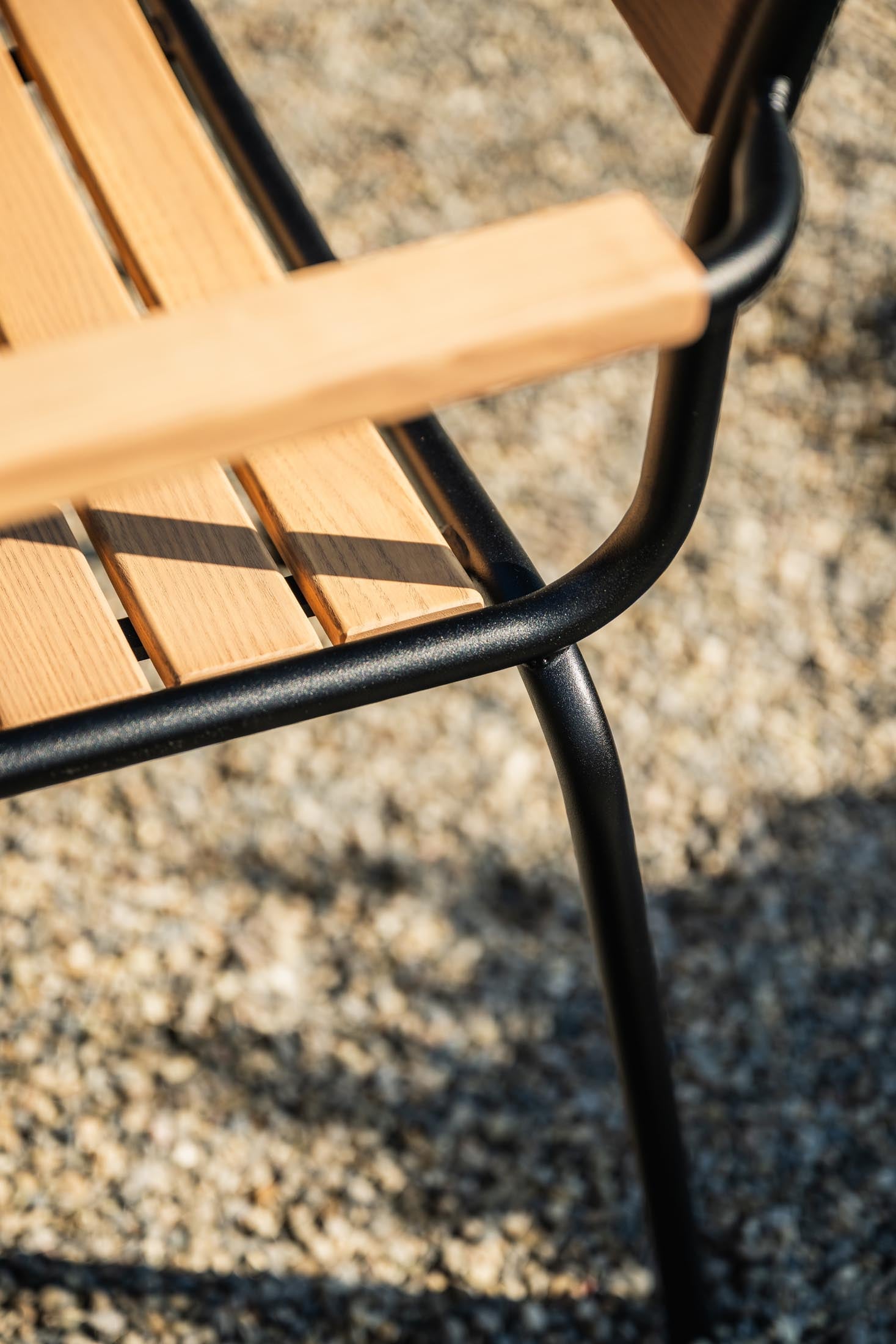Hochwertiger Rigi Holzlatten-Gartenstuhl mit Armlehne aus Eschenholz, langlebig, wetterfest, Schweizer Handwerkskunst, stilvoller Komfort für den Außenbereich.