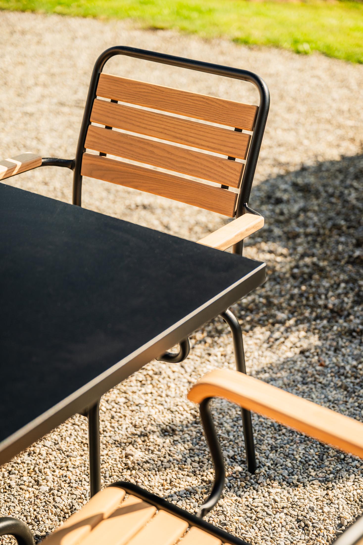 Eleganter Rigi Holzlatten-Gartenstuhl mit Armlehne aus Eschenholz, wetterfest, robust, nachhaltige Schweizer Qualität, perfekt für Garten und Terrasse.