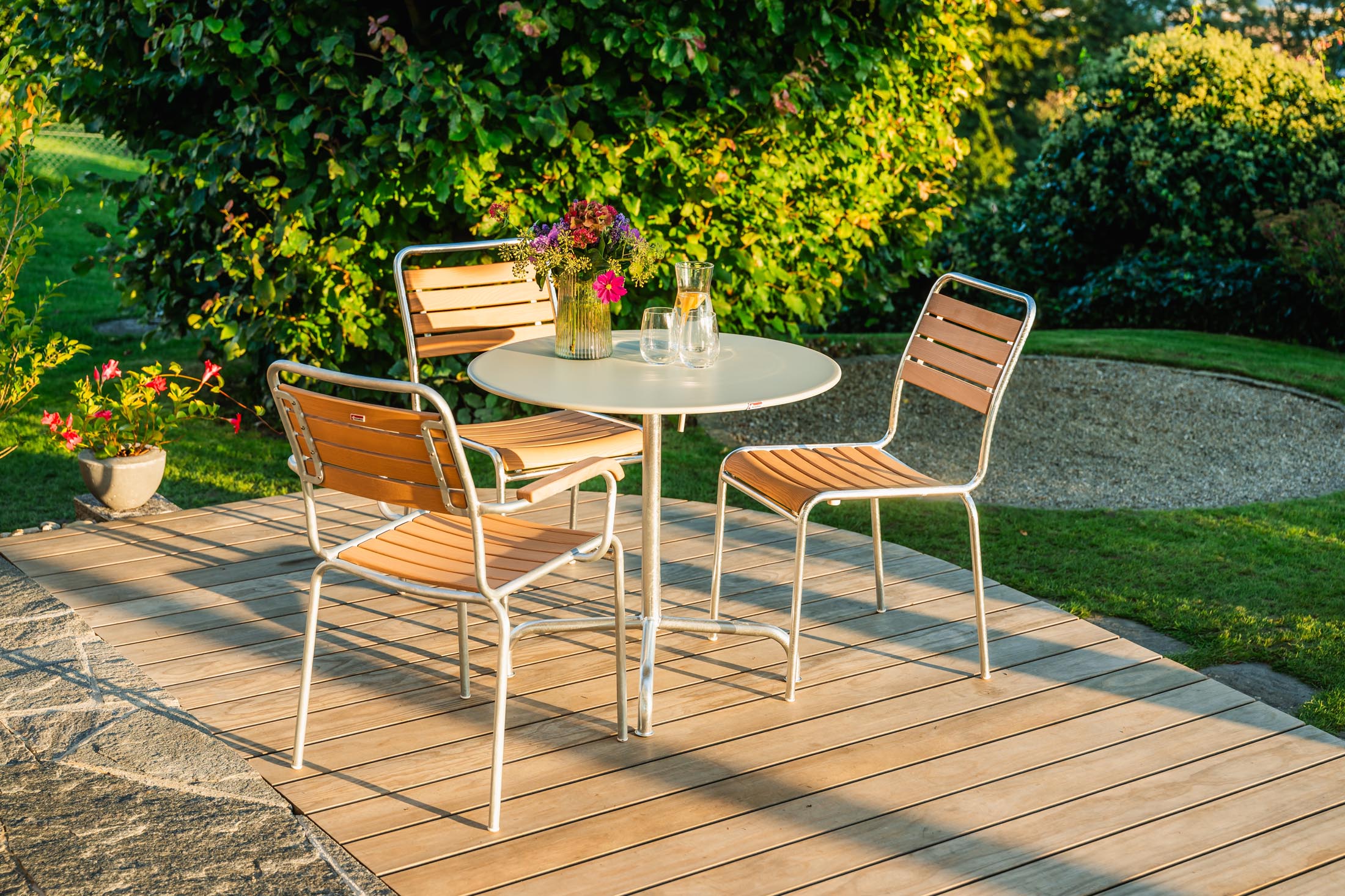 Schaffner Rigi Holzlatten-Gartenstuhl mit Armlehne aus robustem Eschenholz, wetterfest, nachhaltig, elegantes Design, perfekt für Garten und Terrasse.