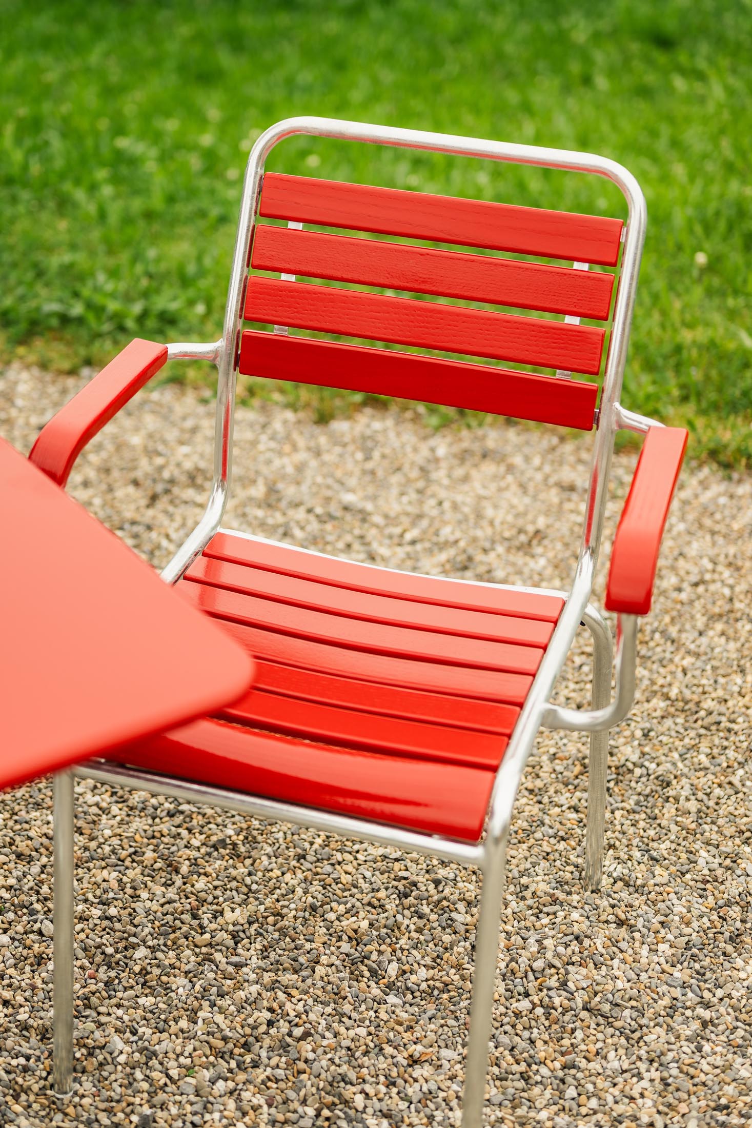 Hochwertiger Schaffner Rigi Holzlatten-Gartenstuhl mit Armlehne aus Eschenholz, wetterfest, langlebig, elegantes Design, Schweizer Qualität, ideal für Garten & Terrasse.