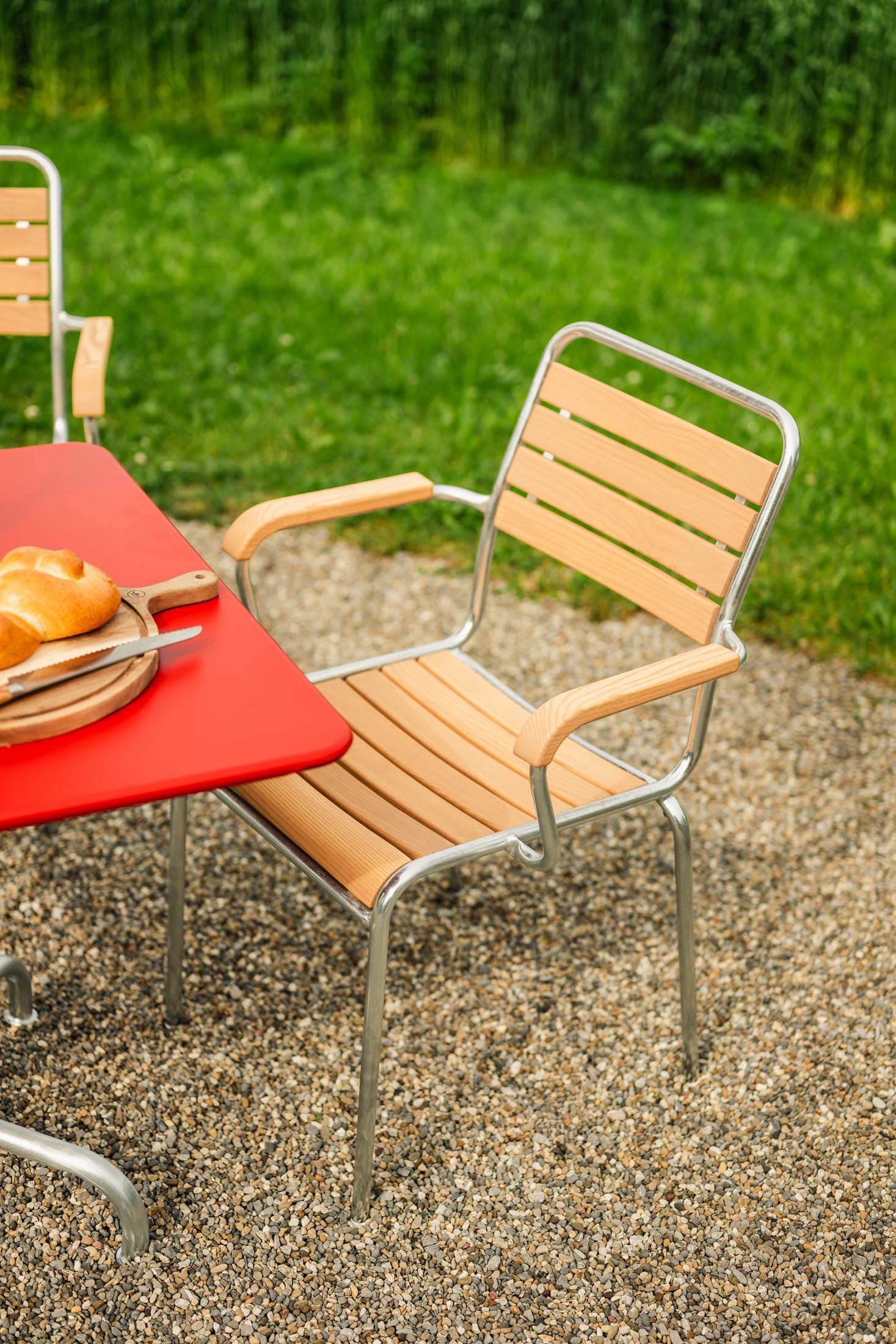 Schaffner Rigi Holzlatten-Gartenstuhl mit Armlehne aus wetterfestem Eschenholz, langlebig, elegantes Design, Schweizer Qualität, ideal für Garten und Terrasse.