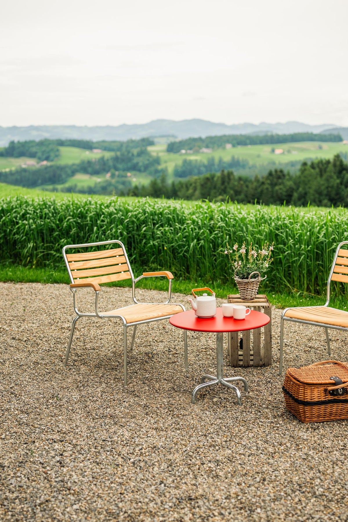 Rigi Holzlatten-Salonsessel  mit Armlehne in Natur geölt  präsentiert im Onlineshop von KAQTU Design AG. Outdoor-Sessel mit Armlehnen ist von Schaffner