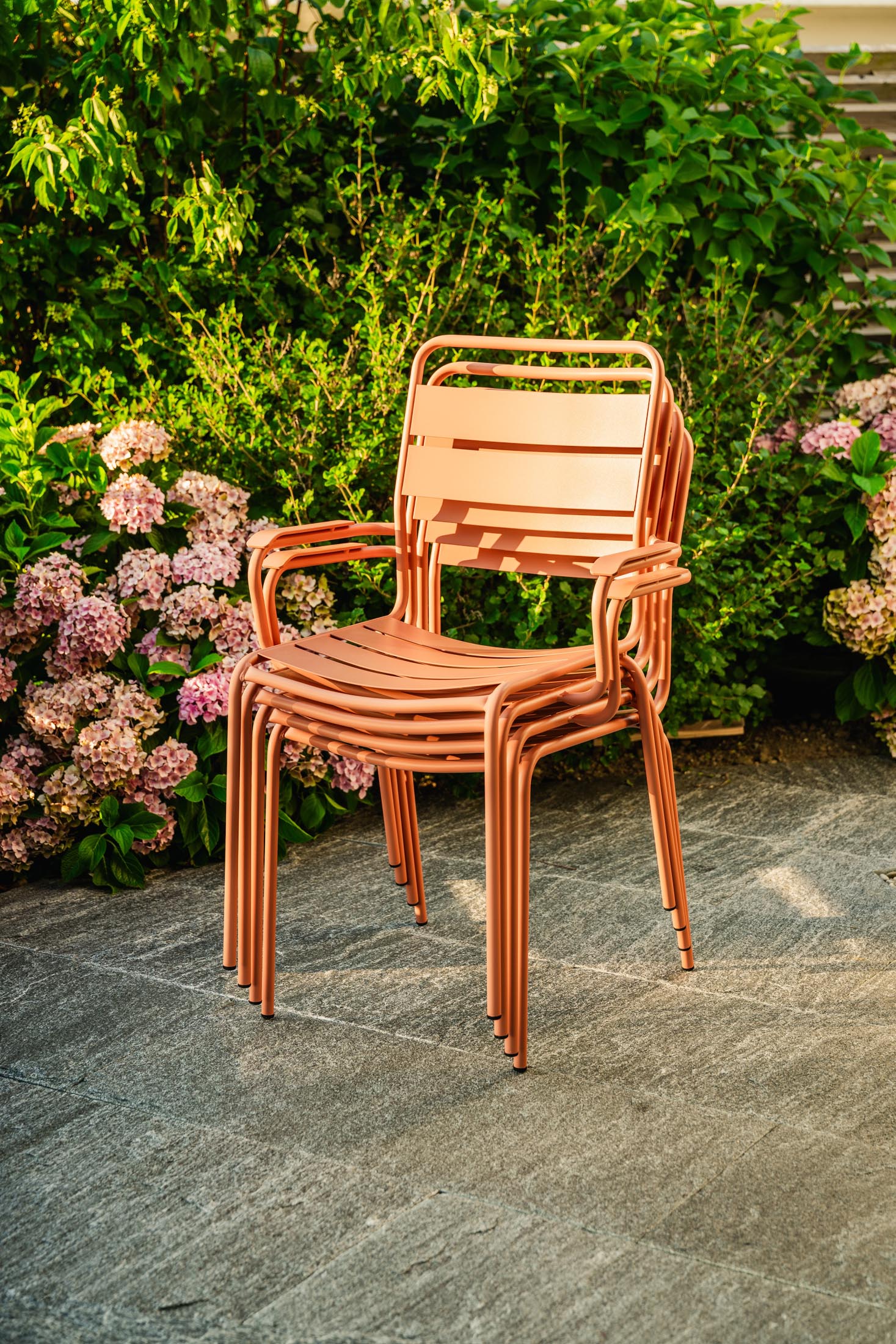 Robuster Glarus Metall-Gartenstuhl ohne Armlehne, wetterfest, UV-beständig, langlebig, Schweizer Qualität, pflegeleicht, perfekt für Garten & Gastronomie.