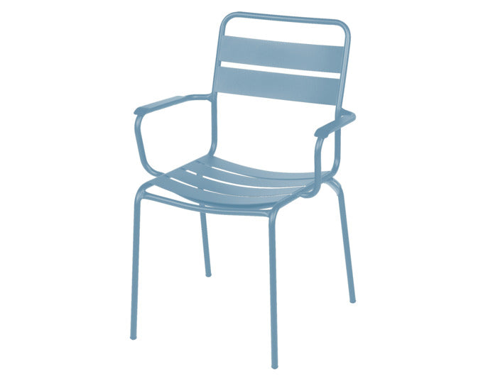 Glarus Ganzmetall-Gartenstuhl mit Armlehne in Pastellblau präsentiert im Onlineshop von KAQTU Design AG. Gartenstuhl mit Armlehnen ist von Schaffner