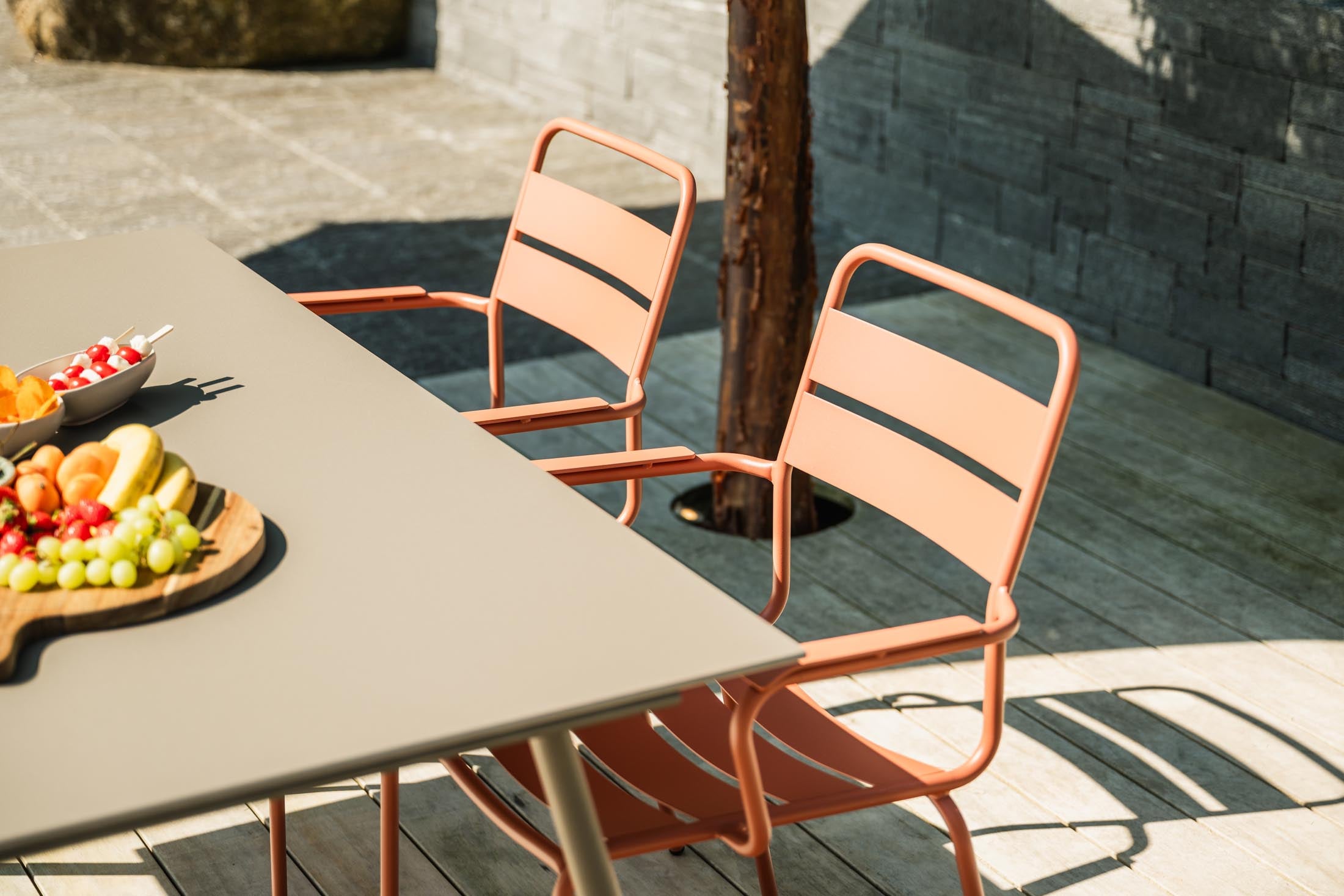 Robuster Glarus Ganzmetall-Gartenstuhl mit Armlehne aus verzinktem Stahl, wetterfest, UV-beständig, langlebig, Swiss Made, elegantes Design, pflegeleicht für Garten, Terrasse und Gastronomie.