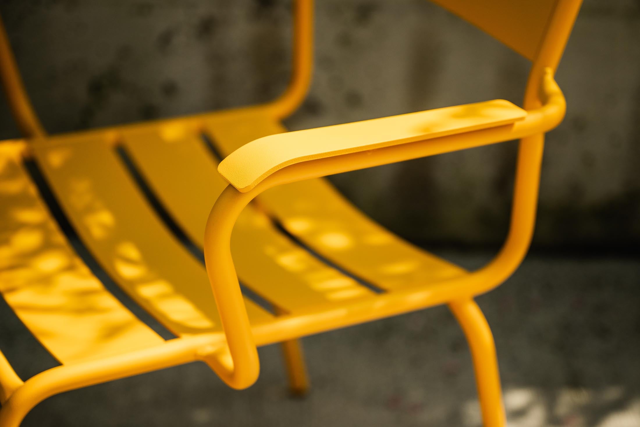 Glarus Ganzmetall-Gartenstuhl mit Armlehne aus verzinktem Stahl, wetterfest, UV-beständig, Swiss Made, robust, stilvoll, langlebig, pflegeleicht für Garten & Gastronomie.