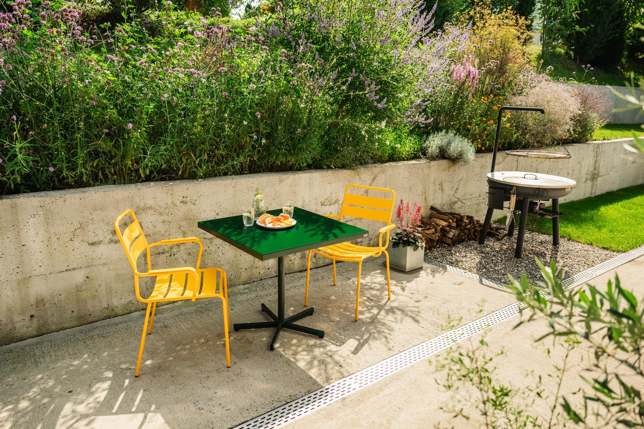 Glarus Ganzmetall-Gartenstuhl mit Armlehne in Gelb präsentiert im Onlineshop von KAQTU Design AG. Gartenstuhl mit Armlehnen ist von Schaffner