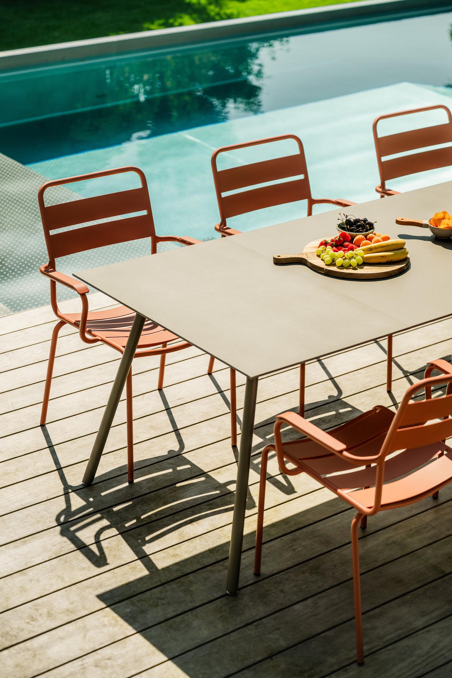 Hochwertiger Glarus Ganzmetall-Gartenstuhl mit Armlehne aus verzinktem Stahl, wetterfest, UV-beständig, langlebig, Swiss Made, stilvoll, pflegeleicht für Garten & Gastronomie.