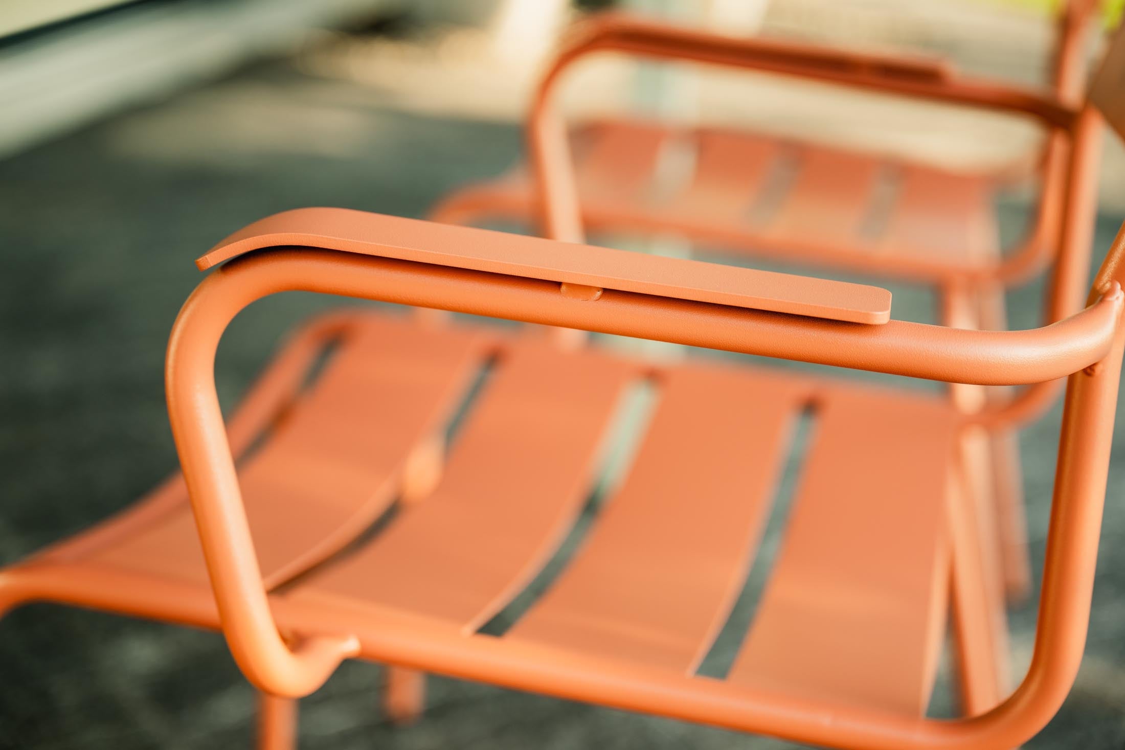 Glarus Ganzmetall-Gartenstuhl mit Armlehne aus verzinktem Stahl, wetterfest, UV-beständig, langlebig, Swiss Made, stilvoll, pflegeleicht für Garten, Terrasse und Gastronomie.