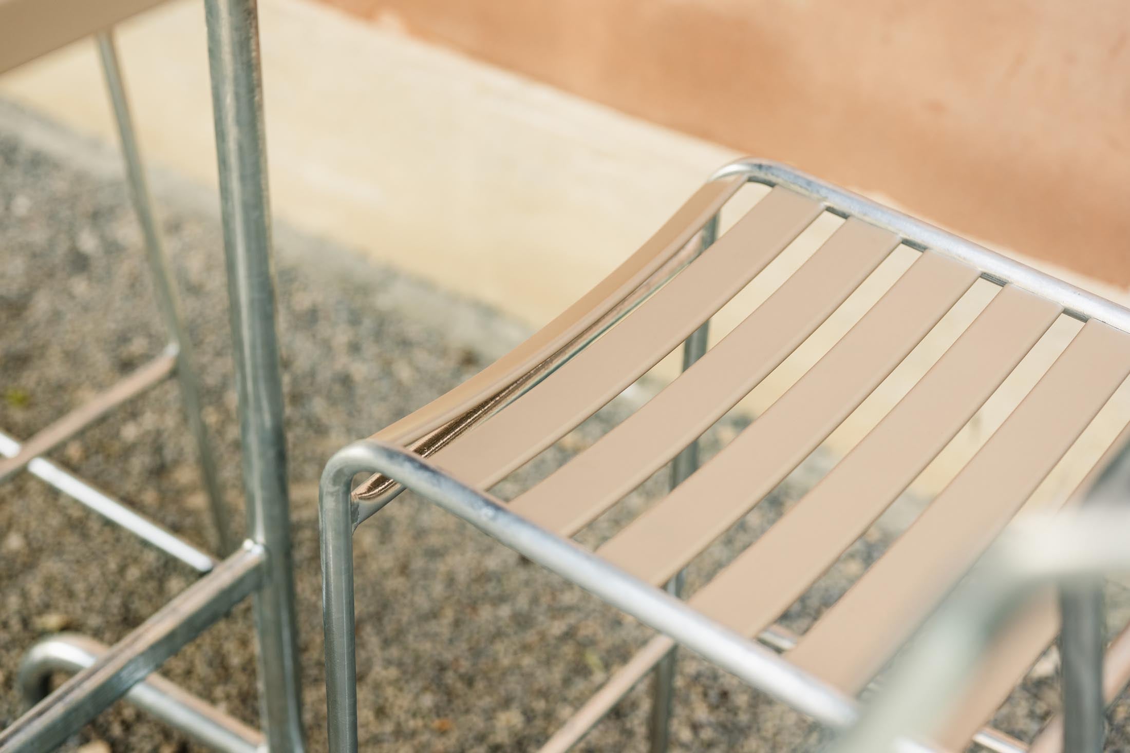 Säntis Lättli-Barstuhl Outdoor ohne Armlehne in Pastellbraun präsentiert im Onlineshop von KAQTU Design AG. Outdoor-Barstuhl ist von Schaffner