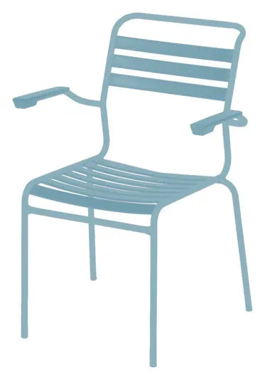 Der Säntis Stuhl mit Armlehne von Schaffner bietet zeitlosen Komfort und Design, perfekt für Innen- und Außenbereiche.