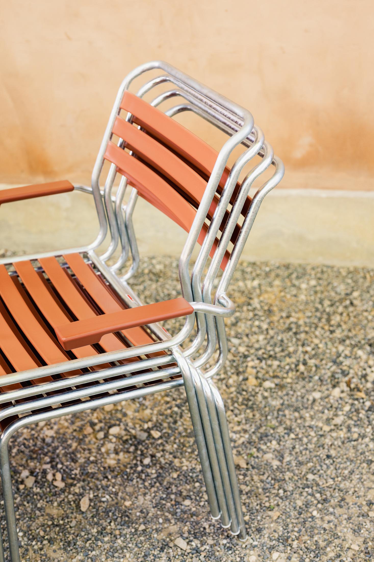 Hochwertiger Säntis Lättli-Gartenstuhl mit Armlehne von Schaffner, langlebig, wetterfest, umweltfreundlich, Schweizer Qualität und vielfältige Designoptionen.