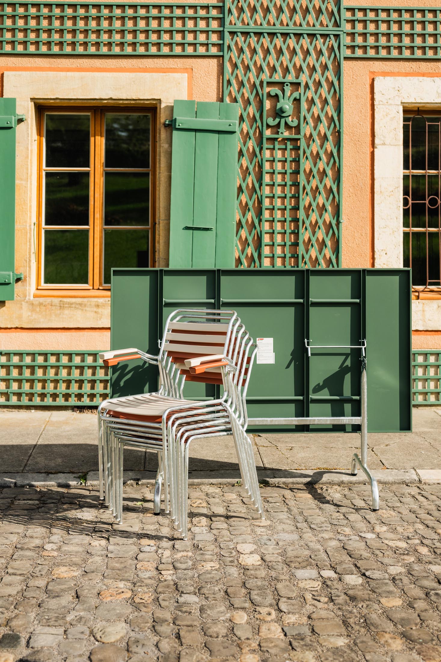 Entdecken Sie den robusten Säntis Lättli-Gartenstuhl mit Armlehne von Schaffner: wetterfest, pflegeleicht, nachhaltige Materialien und stilvolles Design für Ihren Außenbereich.