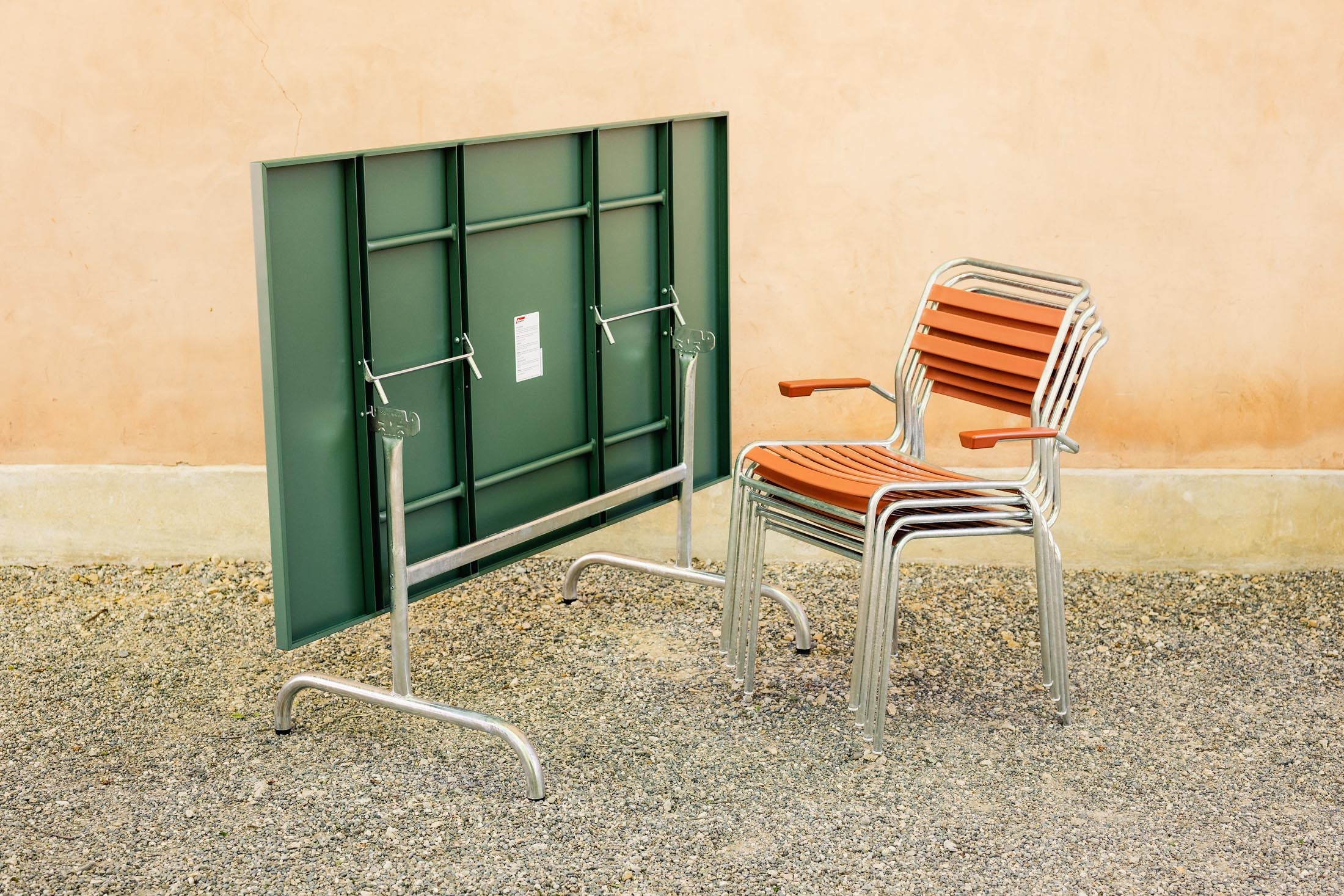 Schaffner Säntis Lättli-Gartenstuhl mit Armlehne: Schweizer Qualität, wetterfest, umweltfreundlich, vielseitig in Farben und Design für Terrasse & Garten.