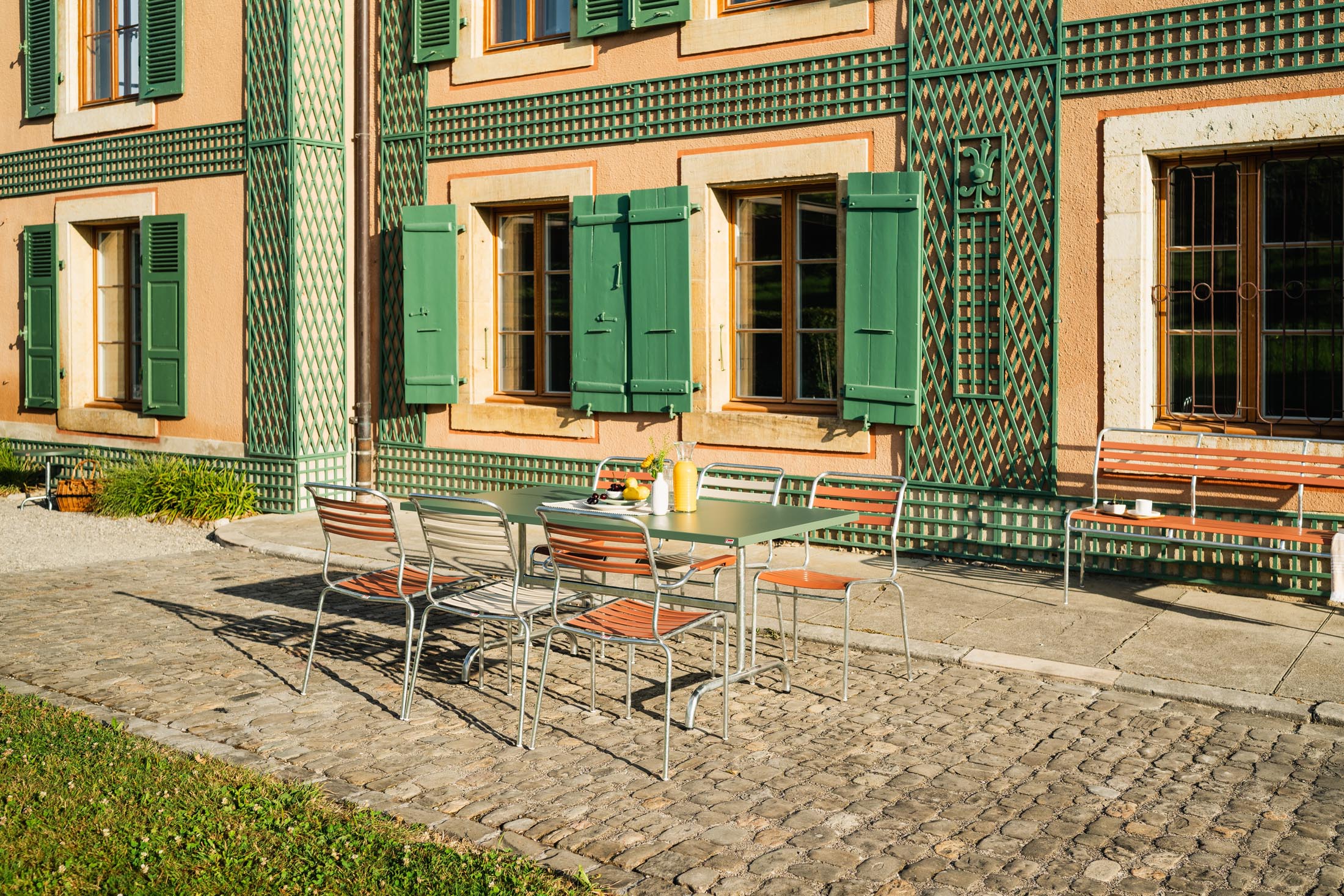 Hochwertiger Säntis Lättli-Gartenstuhl mit Armlehne von Schaffner, wetterfest, langlebig, umweltfreundlich und in vielfältigen Design- und Farbvarianten.