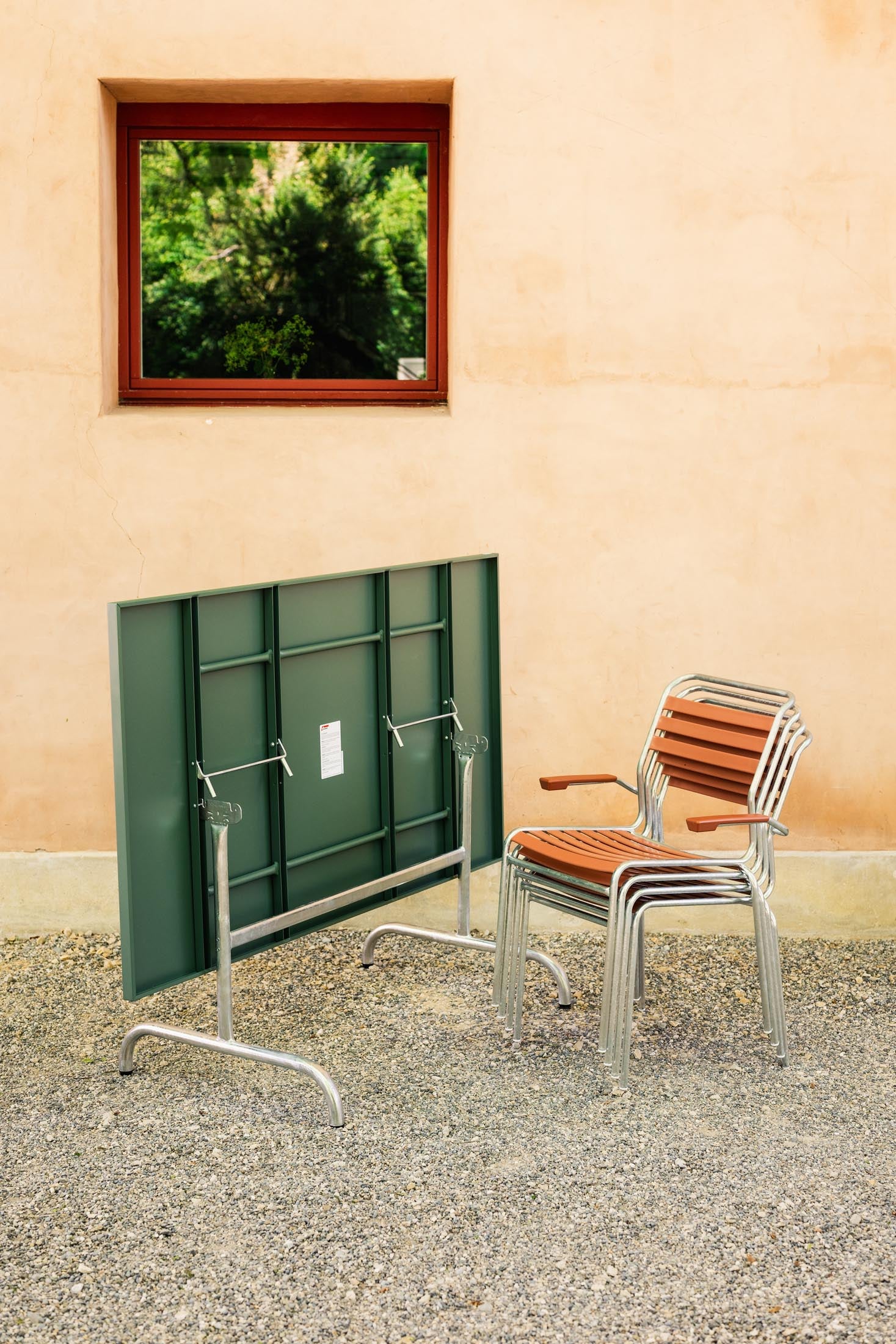 Säntis Lättli-Gartenstuhl mit Armlehne in Pastellterracotta präsentiert im Onlineshop von KAQTU Design AG. Gartenstuhl mit Armlehnen ist von Schaffner