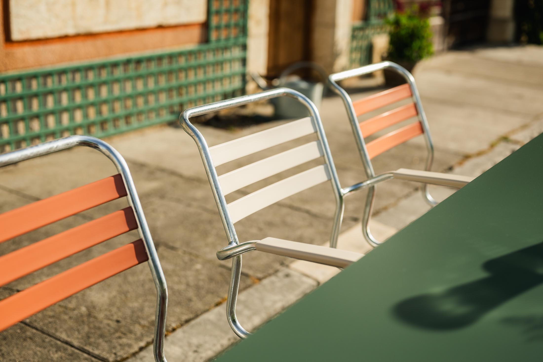 Säntis Lättli-Gartenstuhl mit Armlehne in Pastellsand / Feuerverzinkt präsentiert im Onlineshop von KAQTU Design AG. Gartenstuhl mit Armlehnen ist von Schaffner