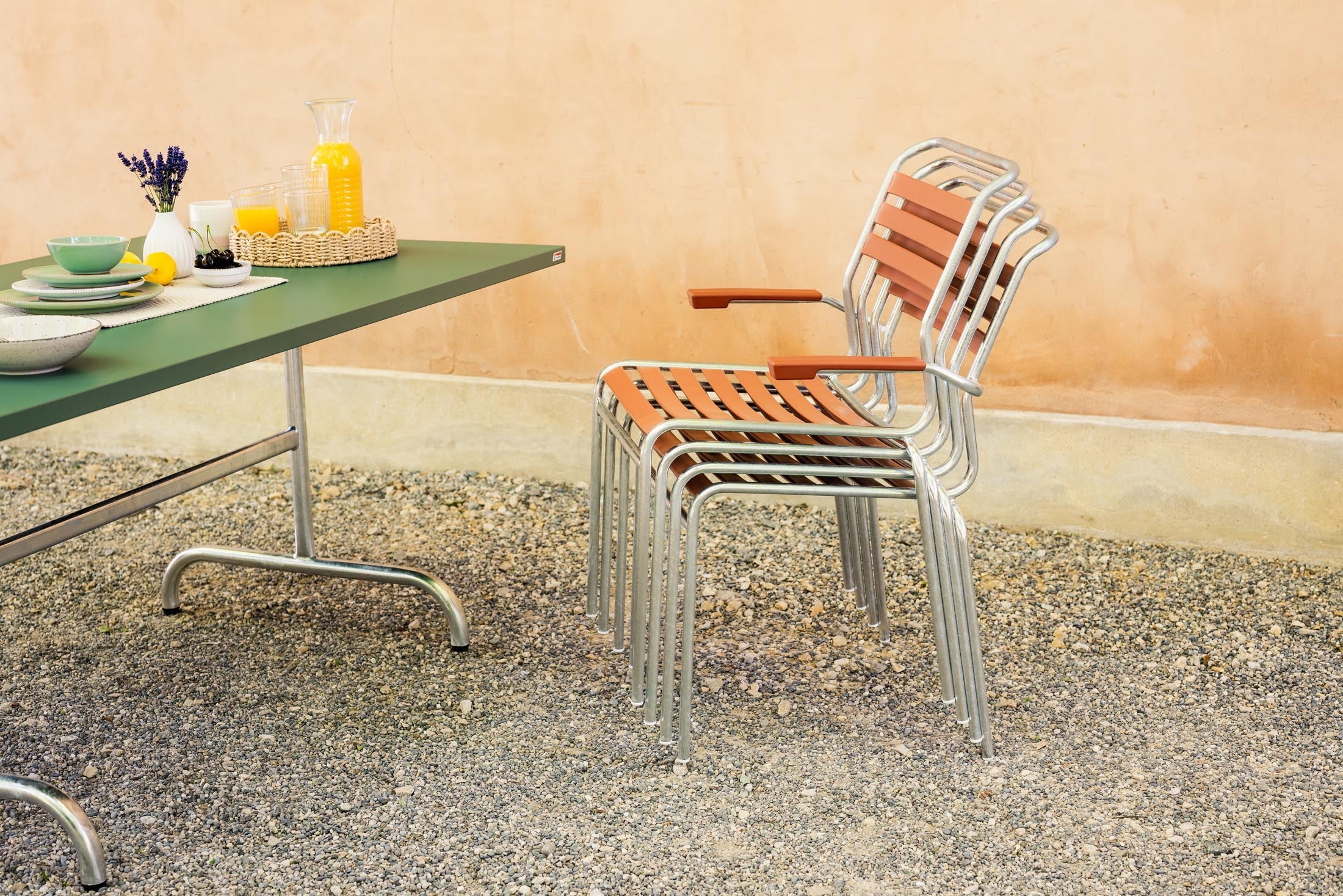 Entdecken Sie den robusten Säntis Lättli-Gartenstuhl mit Armlehne von Schaffner – Schweizer Qualität, wetterfest, pflegeleicht und in vielfältigen Farbvarianten.