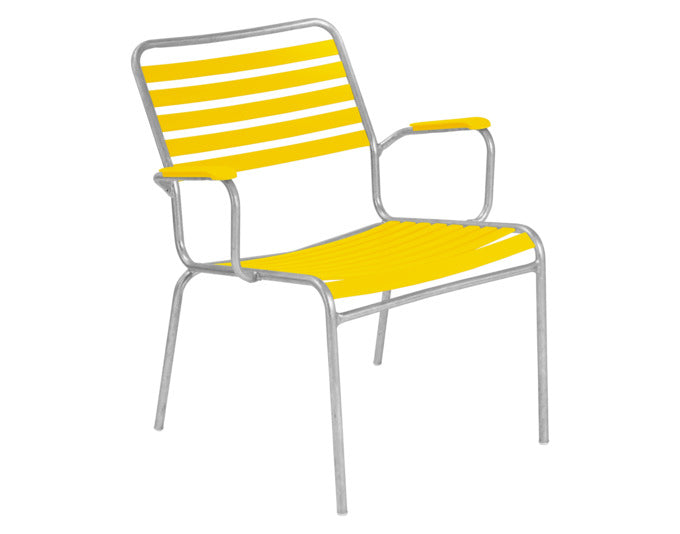 Rigi Lättli-Salonsessel mit Armlehne in Gelb präsentiert im Onlineshop von KAQTU Design AG. Gartenstuhl mit Armlehnen ist von Schaffner