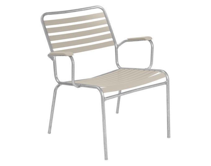 Rigi Lättli-Salonsessel mit Armlehne in Pastellsand präsentiert im Onlineshop von KAQTU Design AG. Gartenstuhl mit Armlehnen ist von Schaffner