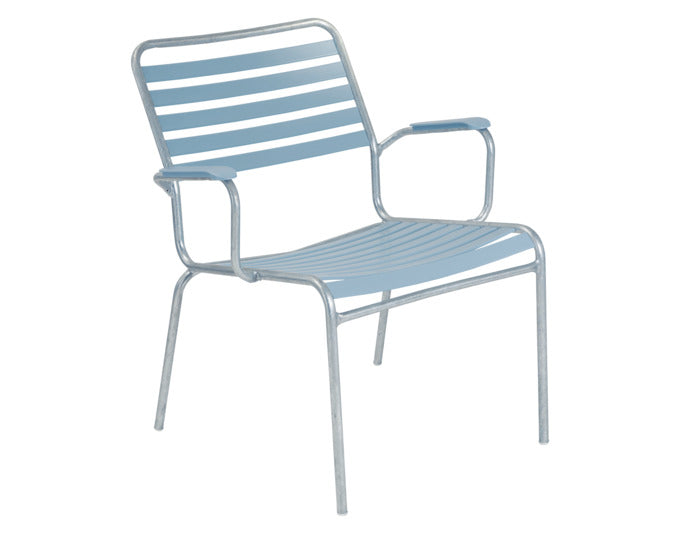 Rigi Lättli-Salonsessel mit Armlehne in Pastellblau präsentiert im Onlineshop von KAQTU Design AG. Gartenstuhl mit Armlehnen ist von Schaffner