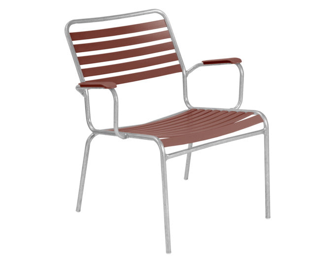 Rigi Lättli-Salonsessel mit Armlehne in Pastellterracotta präsentiert im Onlineshop von KAQTU Design AG. Gartenstuhl mit Armlehnen ist von Schaffner