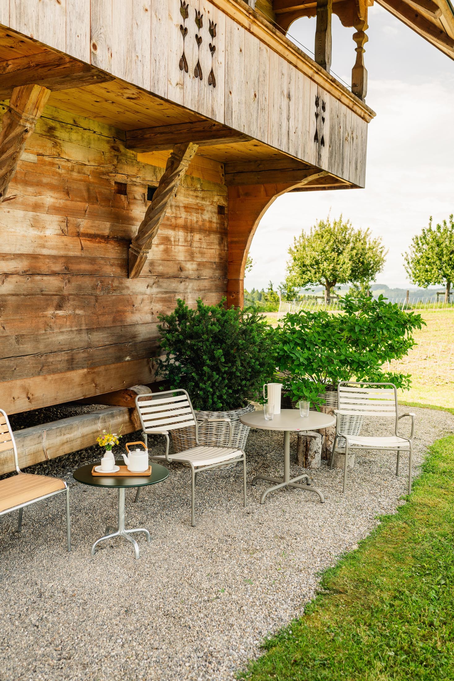 Rigi Lättli-Salonsessel mit Armlehne in Pastellgrün / Feuerverzinkt präsentiert im Onlineshop von KAQTU Design AG. Gartenstuhl mit Armlehnen ist von Schaffner