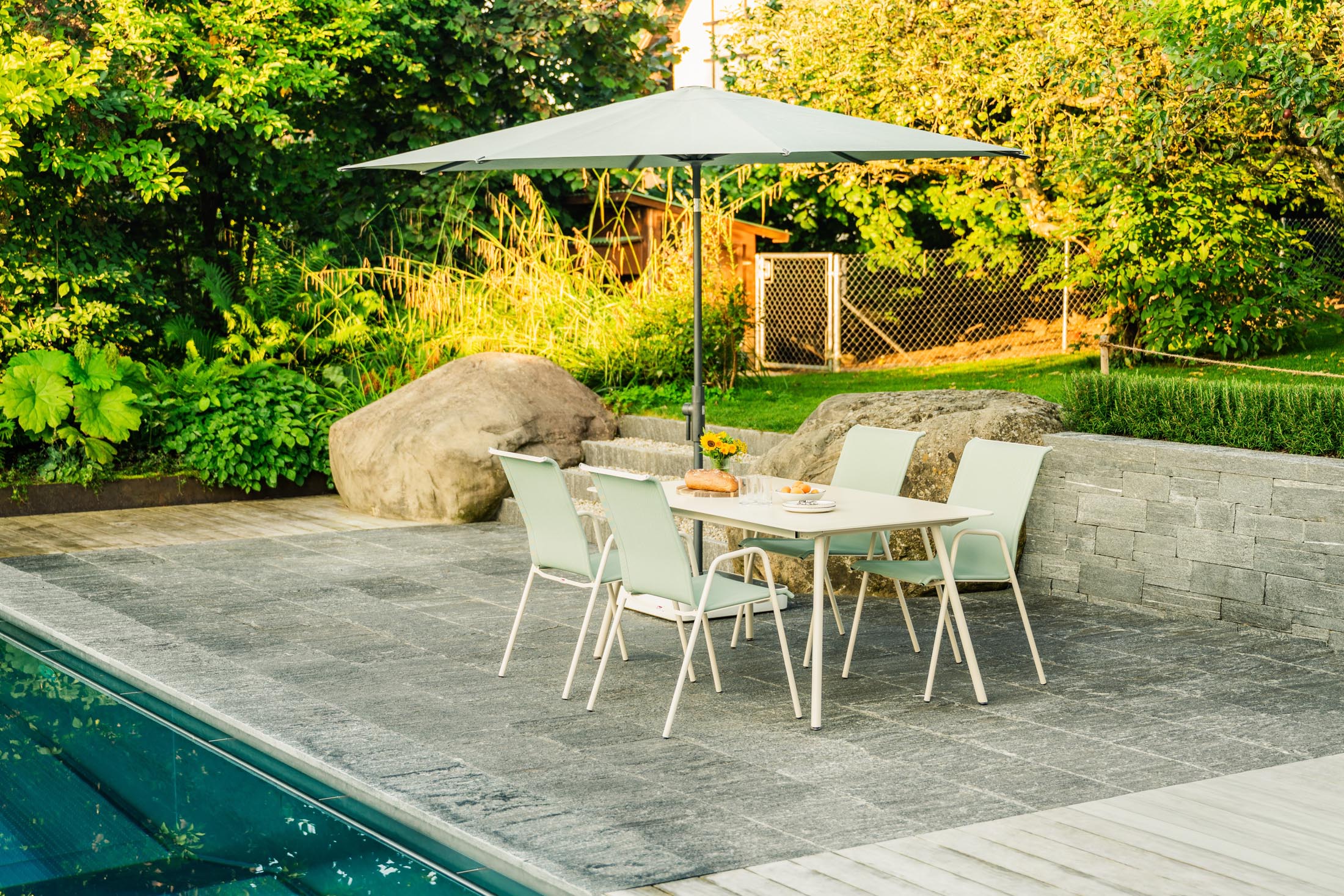 Locarno Textil-Gartenstuhl mit Armlehne in Cremegrün / Pastellsand präsentiert im Onlineshop von KAQTU Design AG. Gartenstuhl mit Armlehnen ist von Schaffner