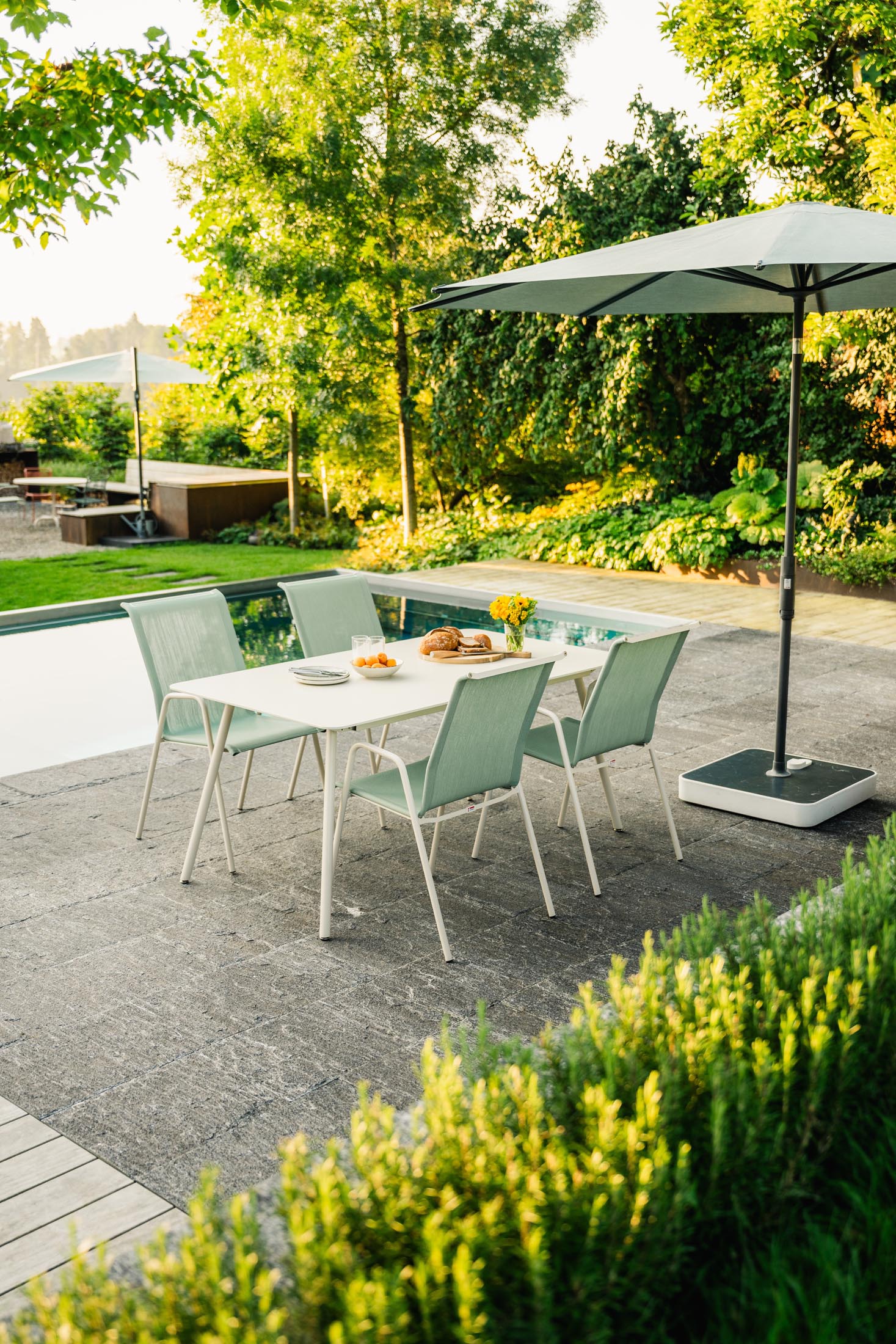 Schaffner Locarno Textil-Gartenstuhl mit Armlehne, wetterfest, bequem, langlebig, atmungsaktive Batyline®-Bespannung, Schweizer Qualität, stapelbar für Garten & Terrasse.