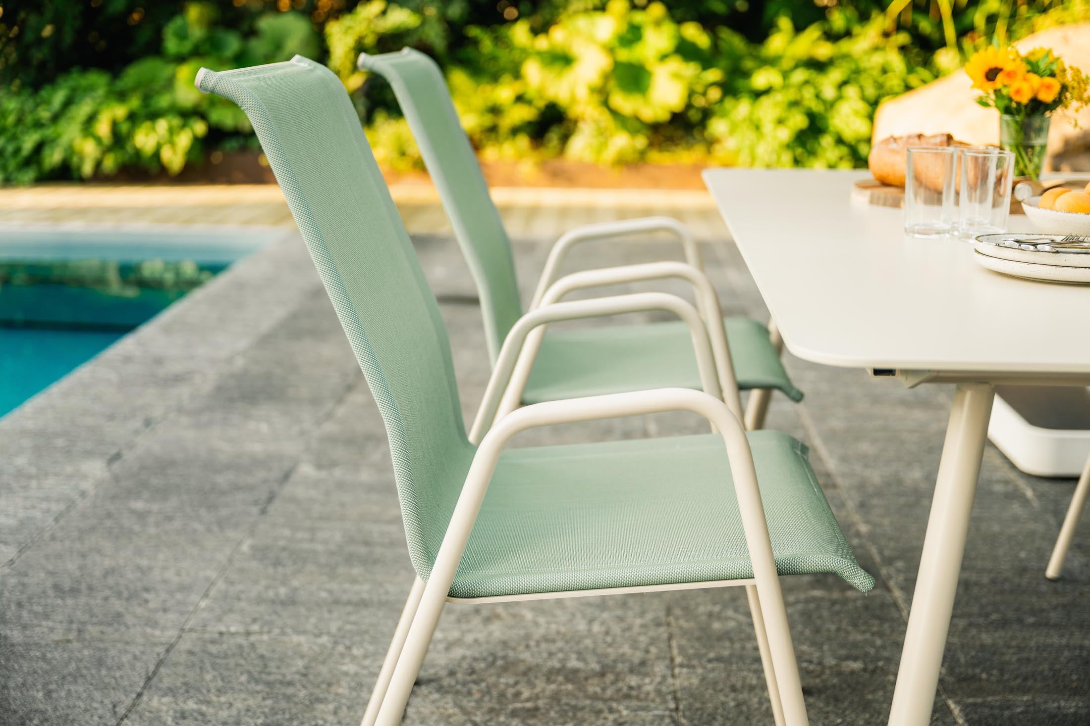 Schaffner Locarno Textil-Gartenstuhl mit Armlehne, wetterfest, atmungsaktiv, langlebig, stapelbar, Schweizer Qualität – ideal für komfortable und stilvolle Außenmöbel.