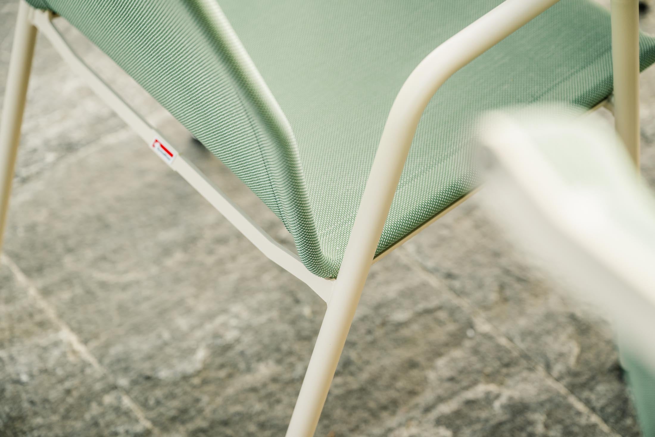 Schaffner Locarno Textil-Gartenstuhl mit Armlehne, wetterfest, atmungsaktiv, langlebig, stapelbar und in vielfältigen Farben – ideal für stilvolle Außenmöbel.