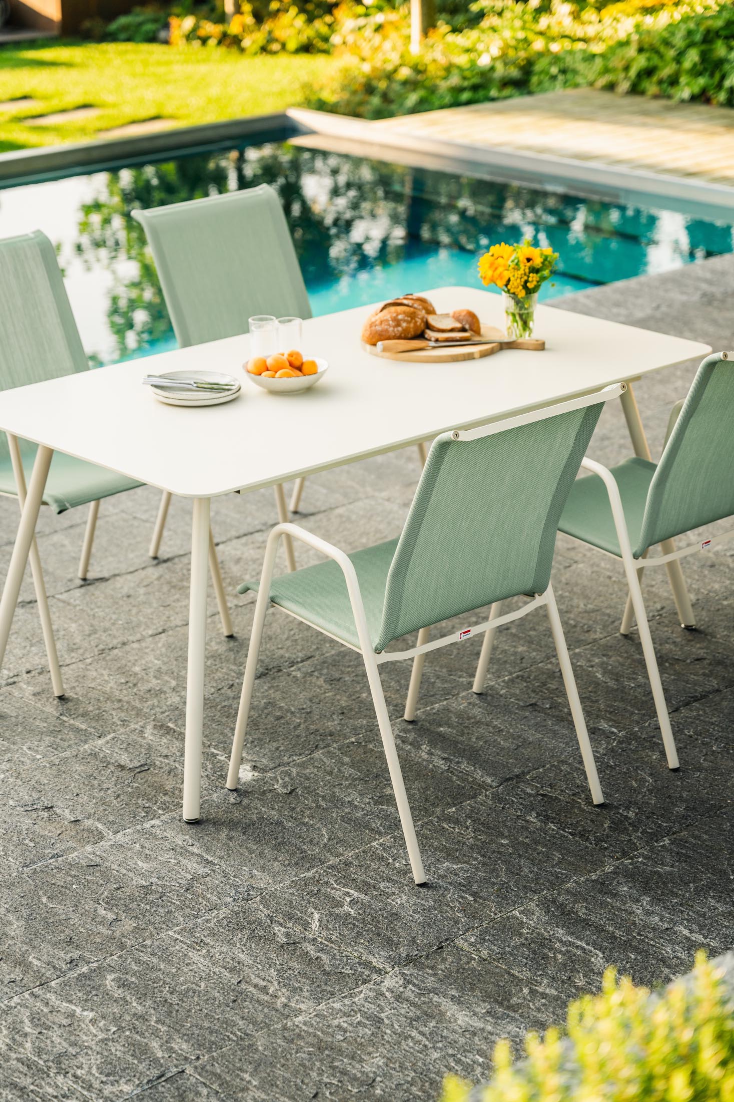 Schaffner Locarno Textil-Gartenstuhl mit Armlehne: elegantes Design, wetterfestes Batyline®-Material, hoher Komfort, langlebige Schweizer Qualität und vielfältige Farboptionen.