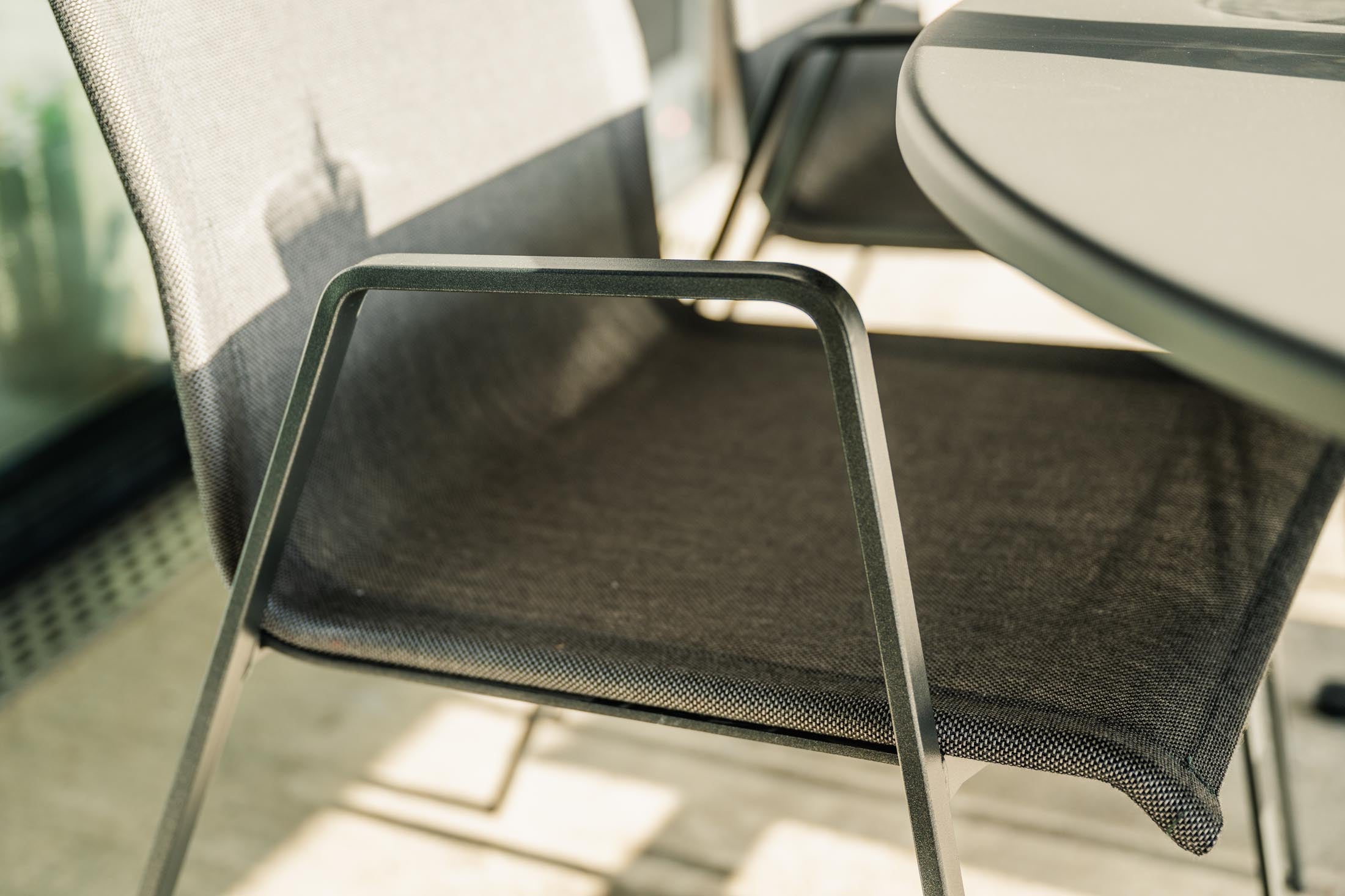 Luzern Textil-Gartenstuhl mit Armlehne von Schaffner: wetterfest, atmungsaktiv, ergonomisch, langlebig und made in Switzerland – stilvoller Komfort für Ihren Außenbereich.