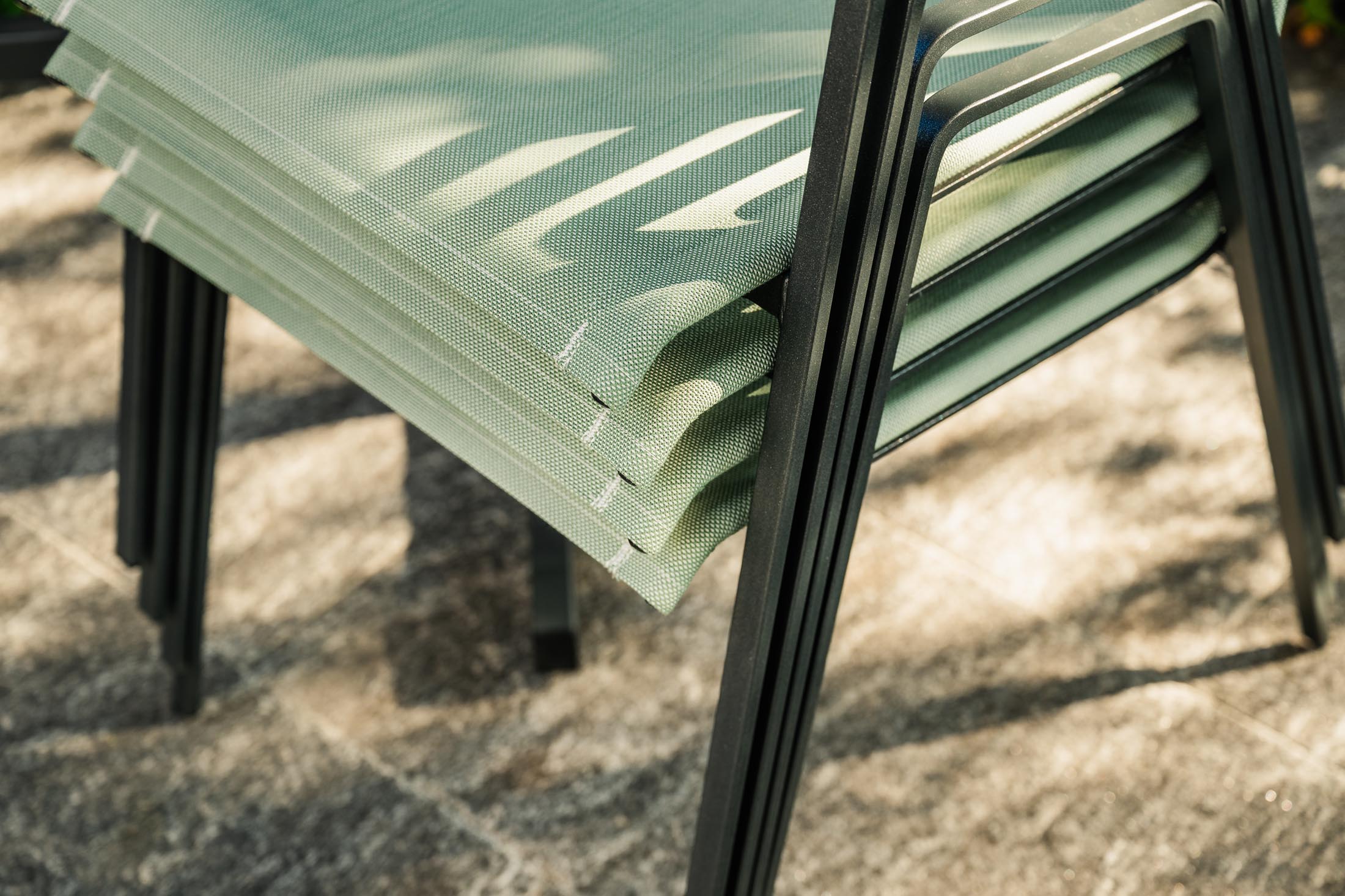 Eleganter Luzern Textil-Gartenstuhl mit Armlehne von Schaffner, wetterfest, atmungsaktiv und langlebig. Schweizer Qualität für komfortable Outdoor-Momente.