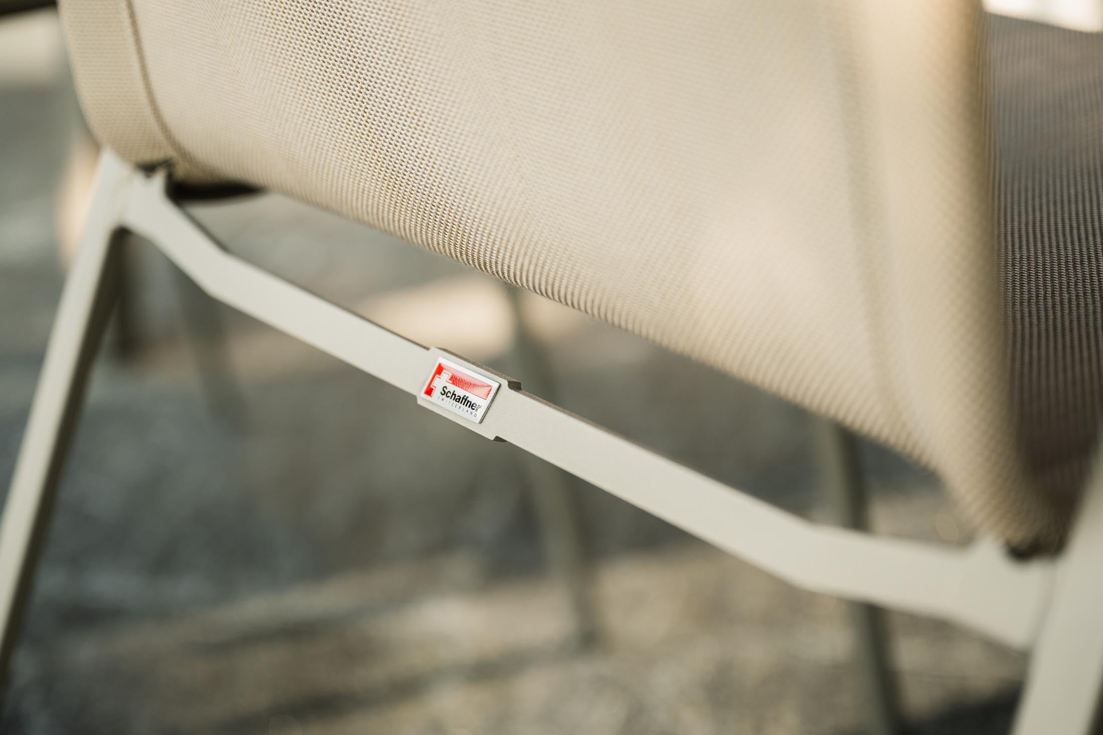 Eleganter Luzern Gartenstuhl mit Armlehne, wetterfestes Batyline®-Material, ergonomisch, langlebig, made in Switzerland – perfekt für stilvolle Outdoor-Erlebnisse.