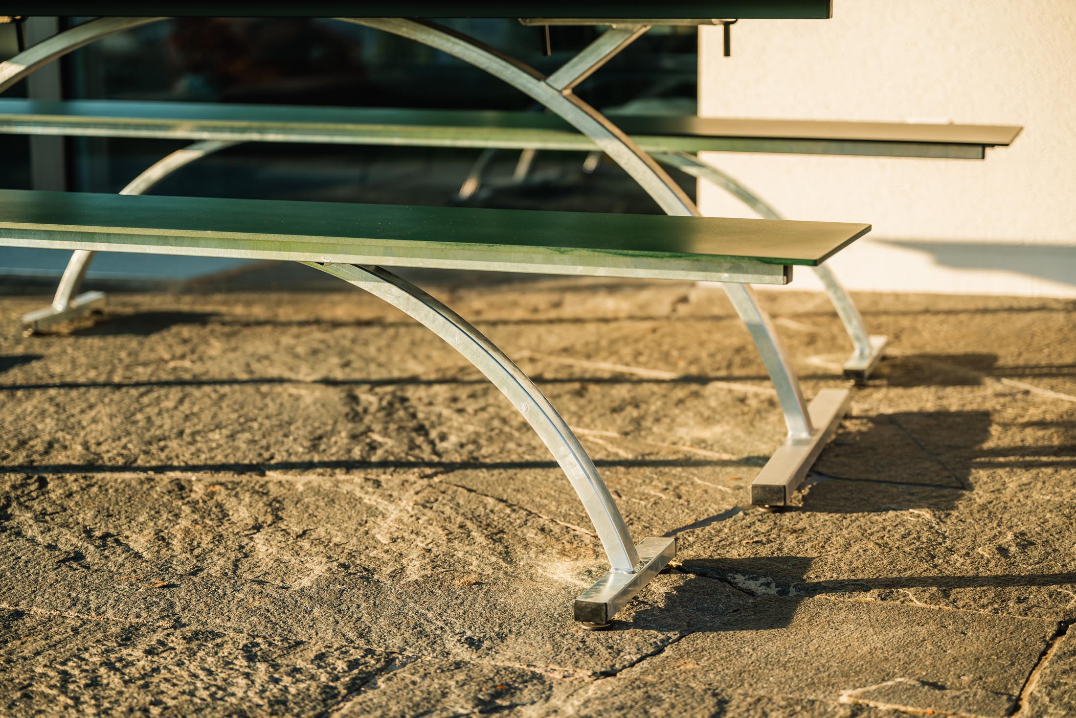 Hochwertige Gartenbank Bernardino aus Glasfaser 220x32 von Schaffner – wetterfest, langlebig, pflegeleicht und in vielen Farben für Ihren Außenbereich.