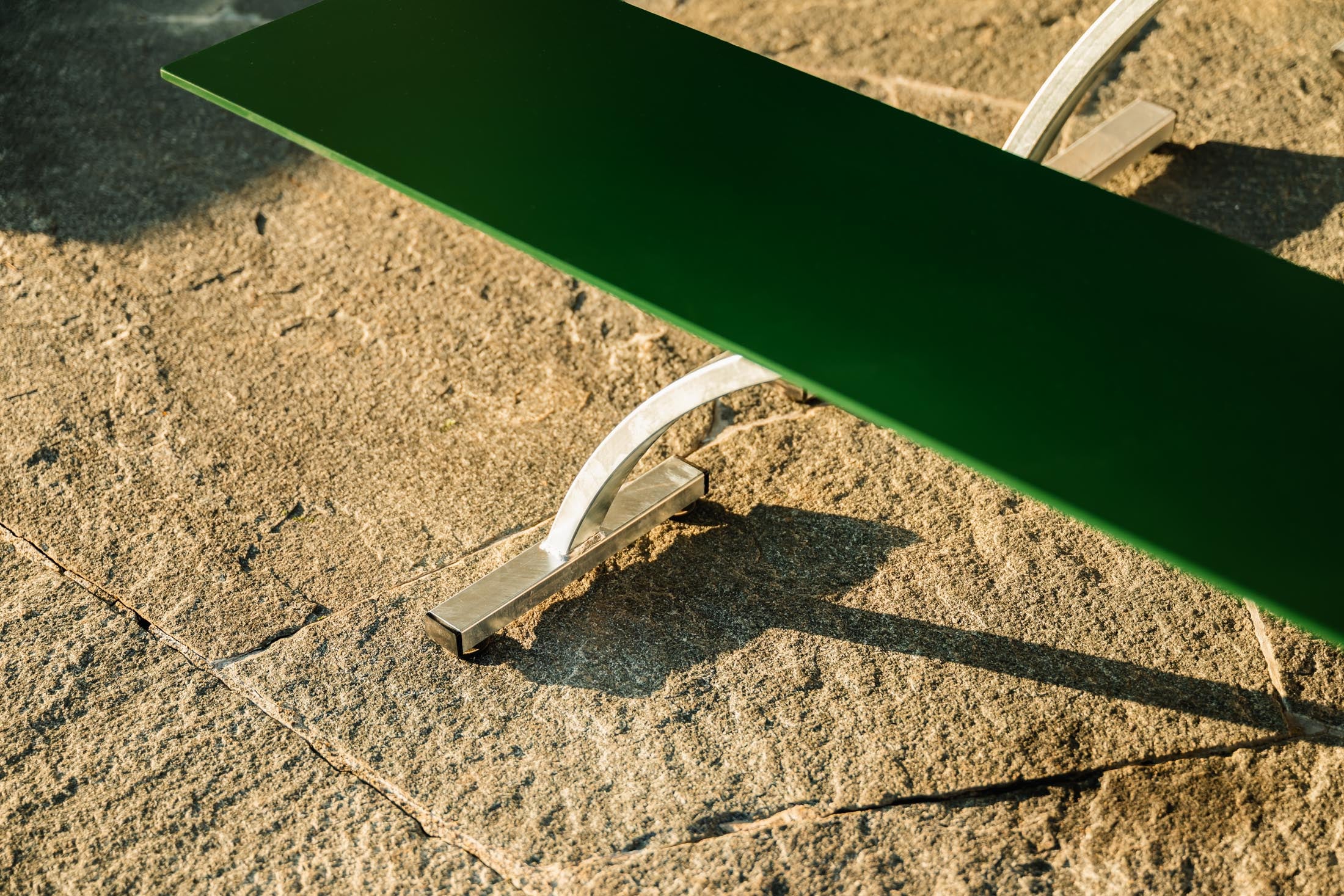Entdecken Sie die elegante Bernardino Gartenbank aus Glasfaser 220x32 von Schaffner – wetterfest, robust und stilvoll für Ihren Garten, Terrasse oder Balkon.