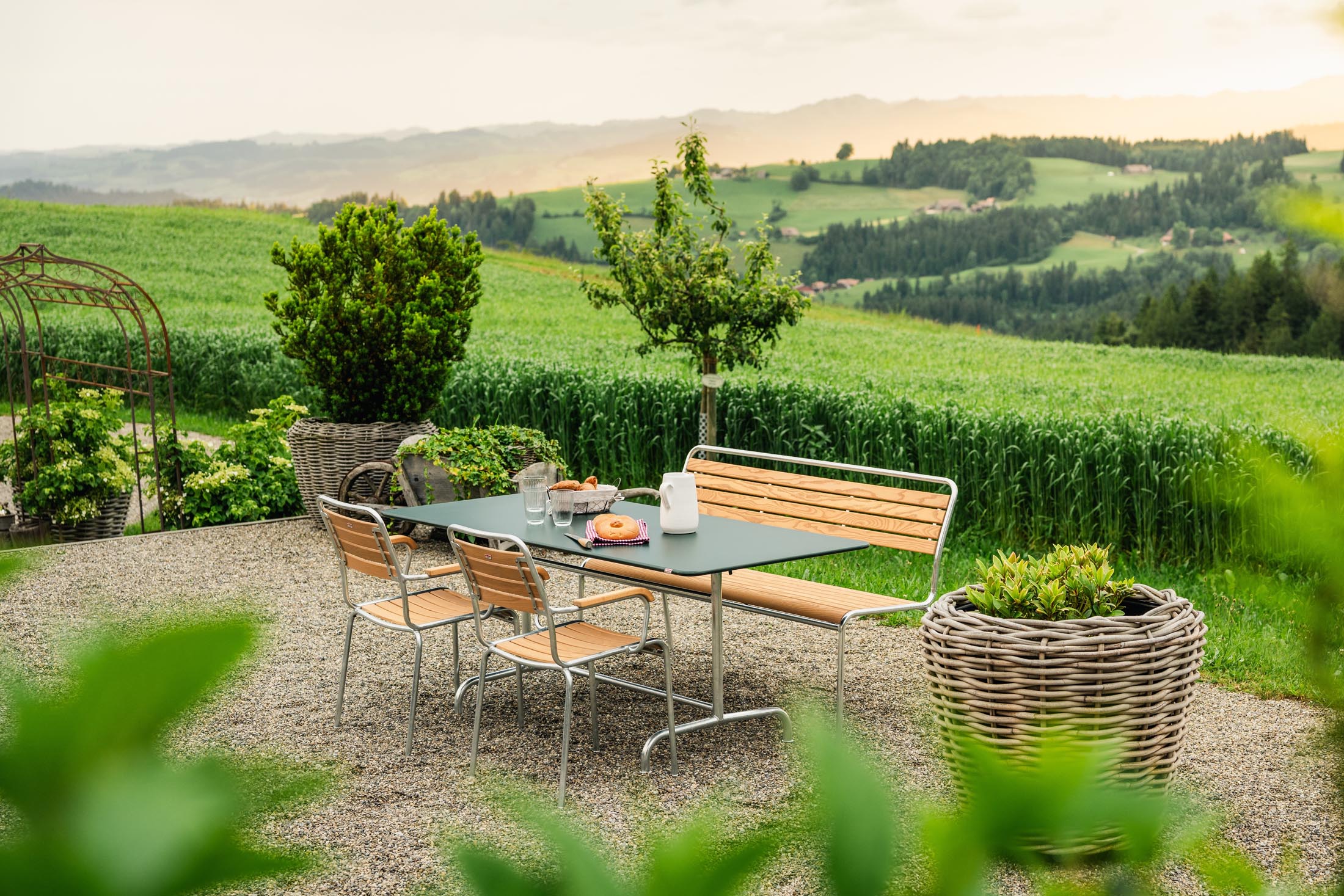 Rigi Holzlatten-3er-Gartenbank ohne Armlehne in Natur geölt  präsentiert im Onlineshop von KAQTU Design AG. Gartenbank ist von Schaffner
