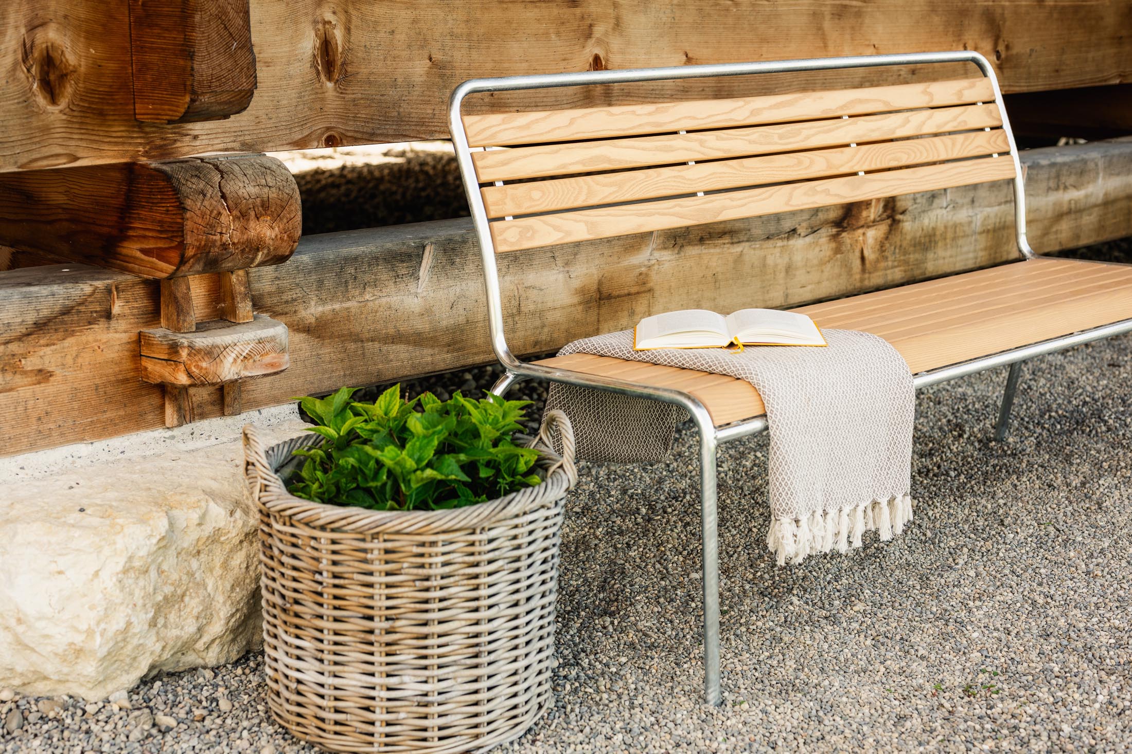 Rigi Holzlatten-3er-Gartenbank ohne Armlehne in Natur geölt  präsentiert im Onlineshop von KAQTU Design AG. Gartenbank ist von Schaffner