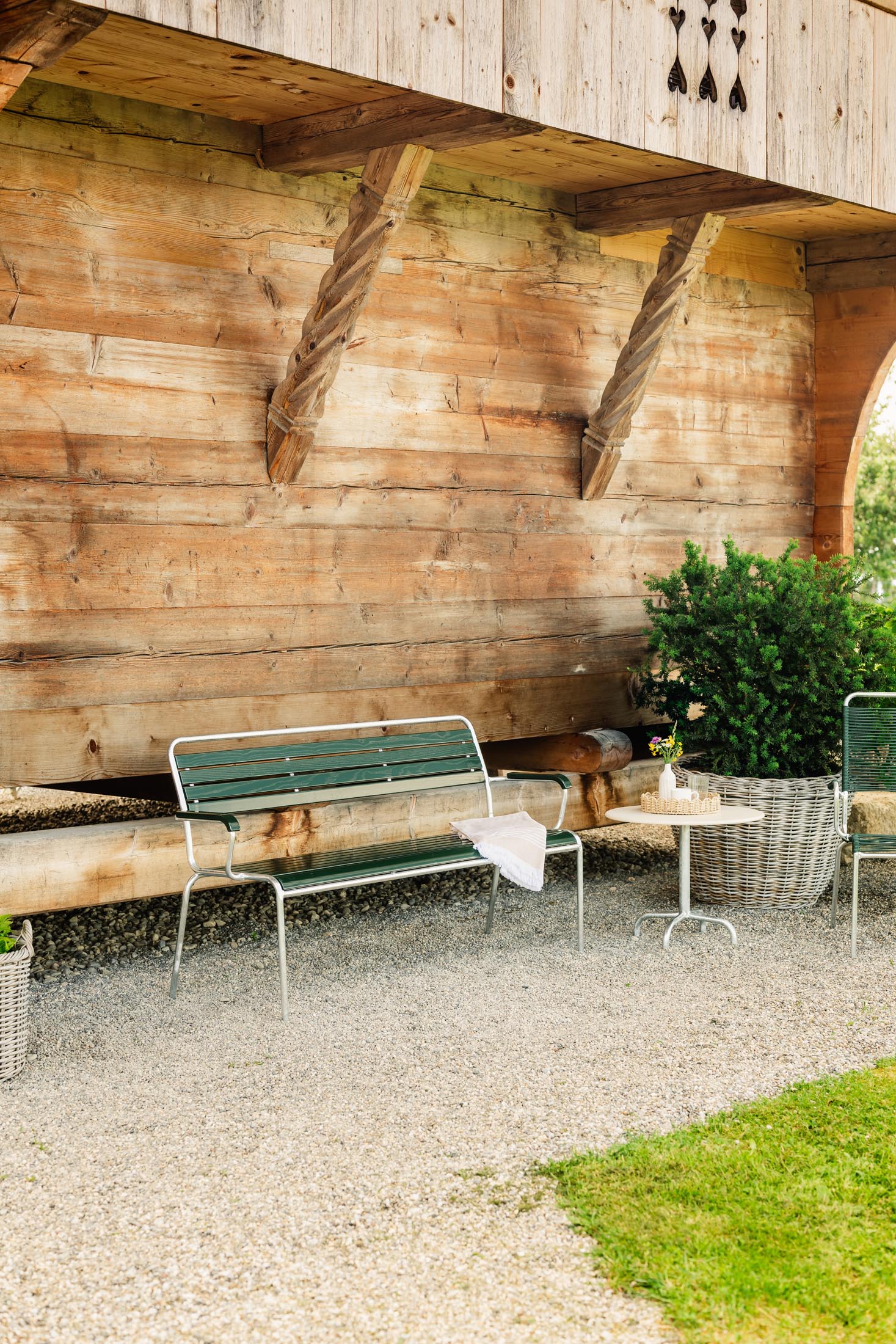 Rigi Holzlatten- 3er-Gartenbank mit Armlehne in Tannengrün präsentiert im Onlineshop von KAQTU Design AG. Gartenbank ist von Schaffner