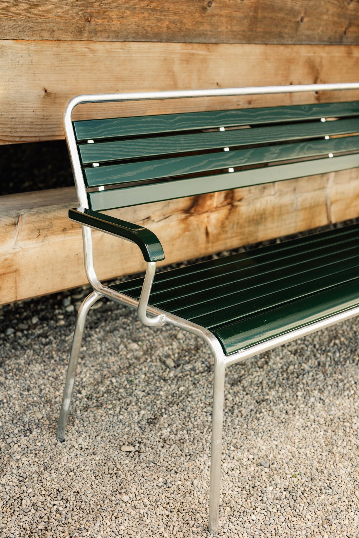 Elegante Rigi 3er-Gartenbank mit Armlehne aus Schweizer Eschenholz, wetterfest, robust und zeitloses Design – perfekt für Garten, Terrasse oder Balkon.