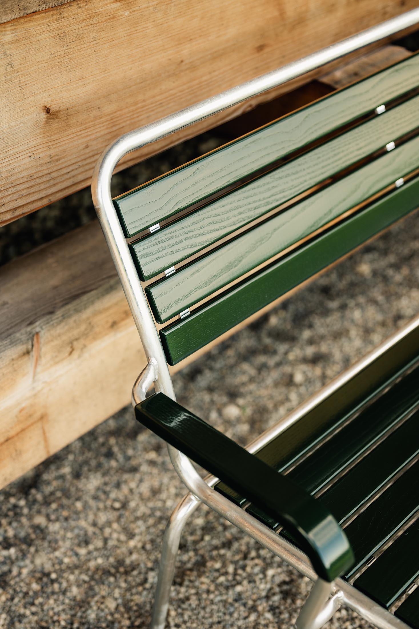 Hochwertige Rigi 3er-Gartenbank mit Armlehne aus Schweizer Eschenholz, langlebig, wetterfest und stilvoll – ideal für Garten, Terrasse oder Balkon.