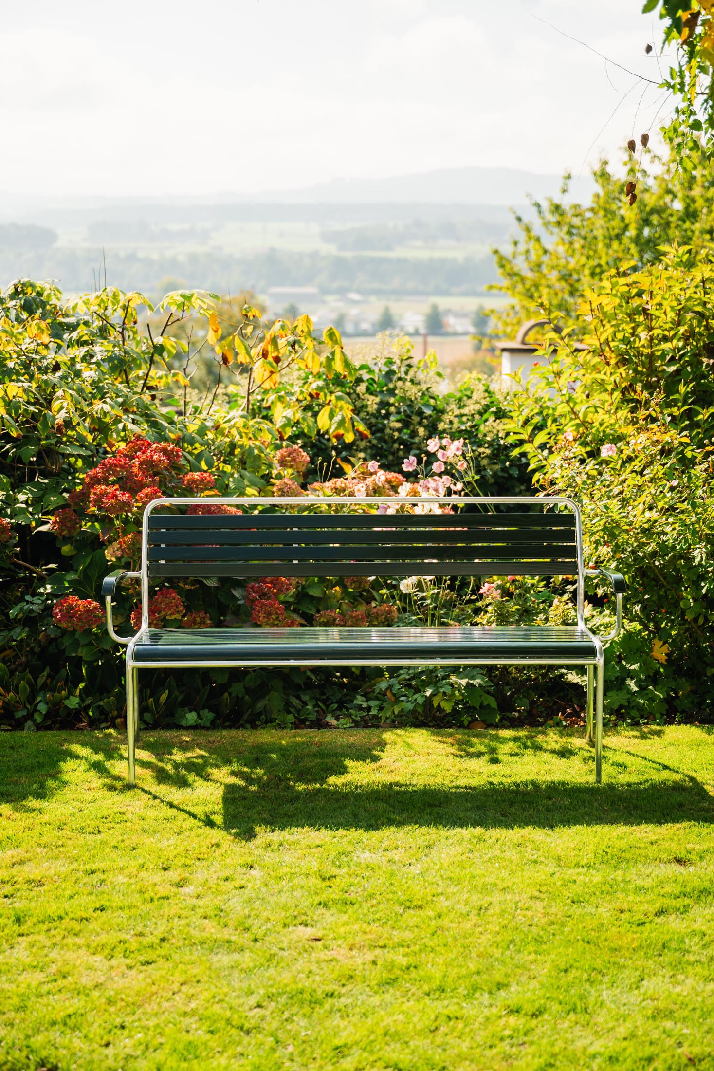 Hochwertige Rigi 3er-Gartenbank mit Armlehne aus Schweizer Eschenholz, langlebig, wetterfest und stilvoll – ideal für Garten, Terrasse oder Balkon.