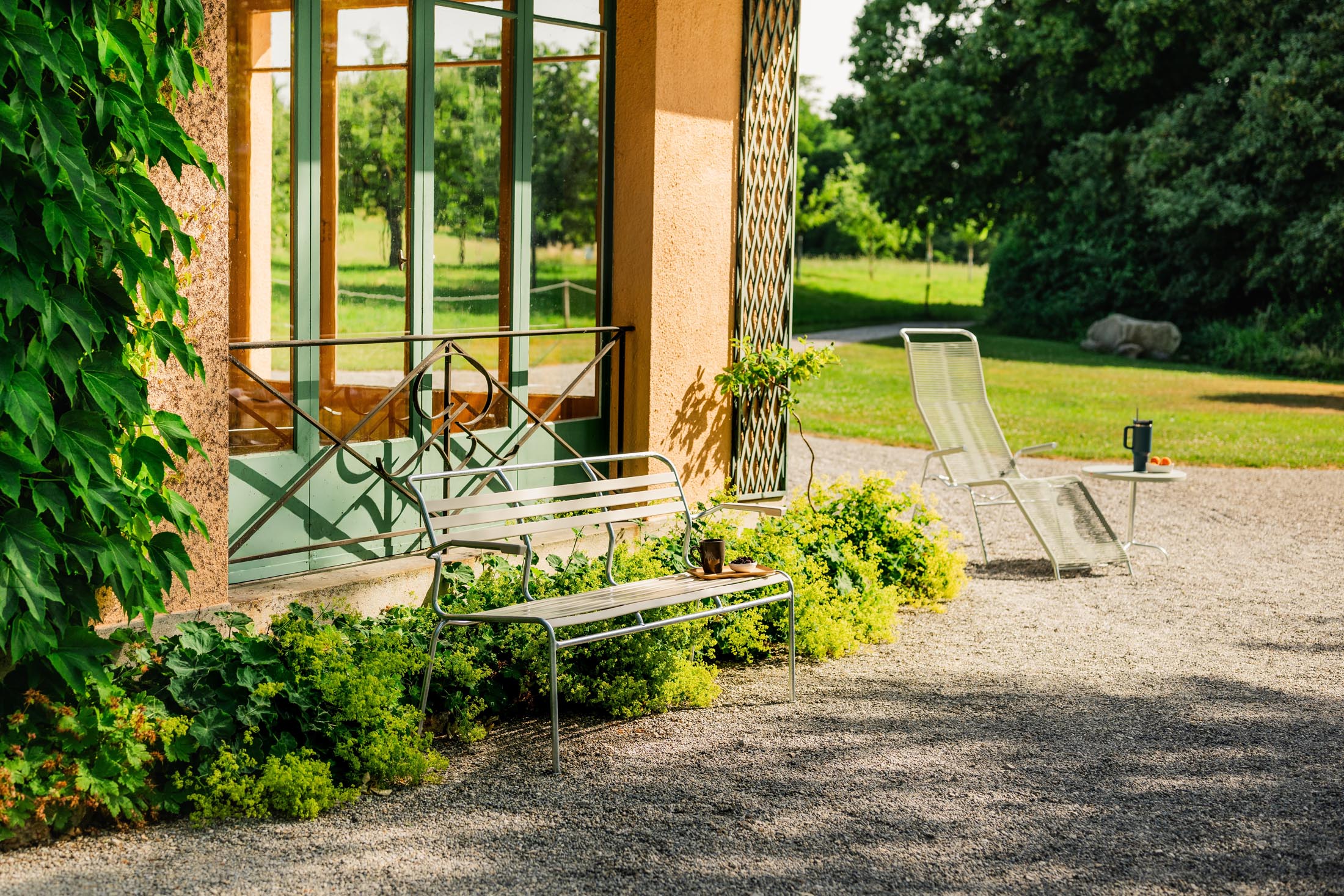 Hochwertige Säntis 3er Gartenbank mit Armlehnen, wetterfestem Material, Schweizer Qualität, langlebig, stilvoll für Garten, Terrasse oder Balkon.