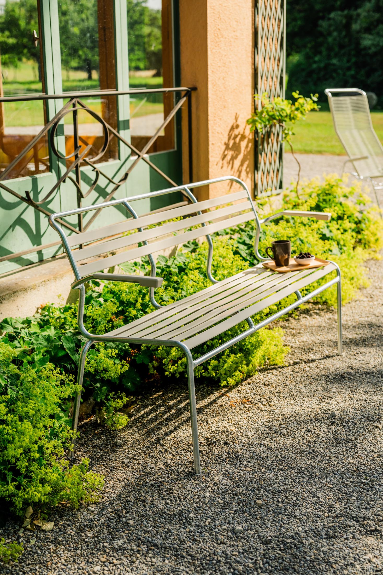 Hochwertige Säntis Lättli-3er Gartenbank mit Armlehnen, wetterfest, robust und nachhaltig. Ideal für Garten, Terrasse oder Balkon im eleganten Schweizer Design.
